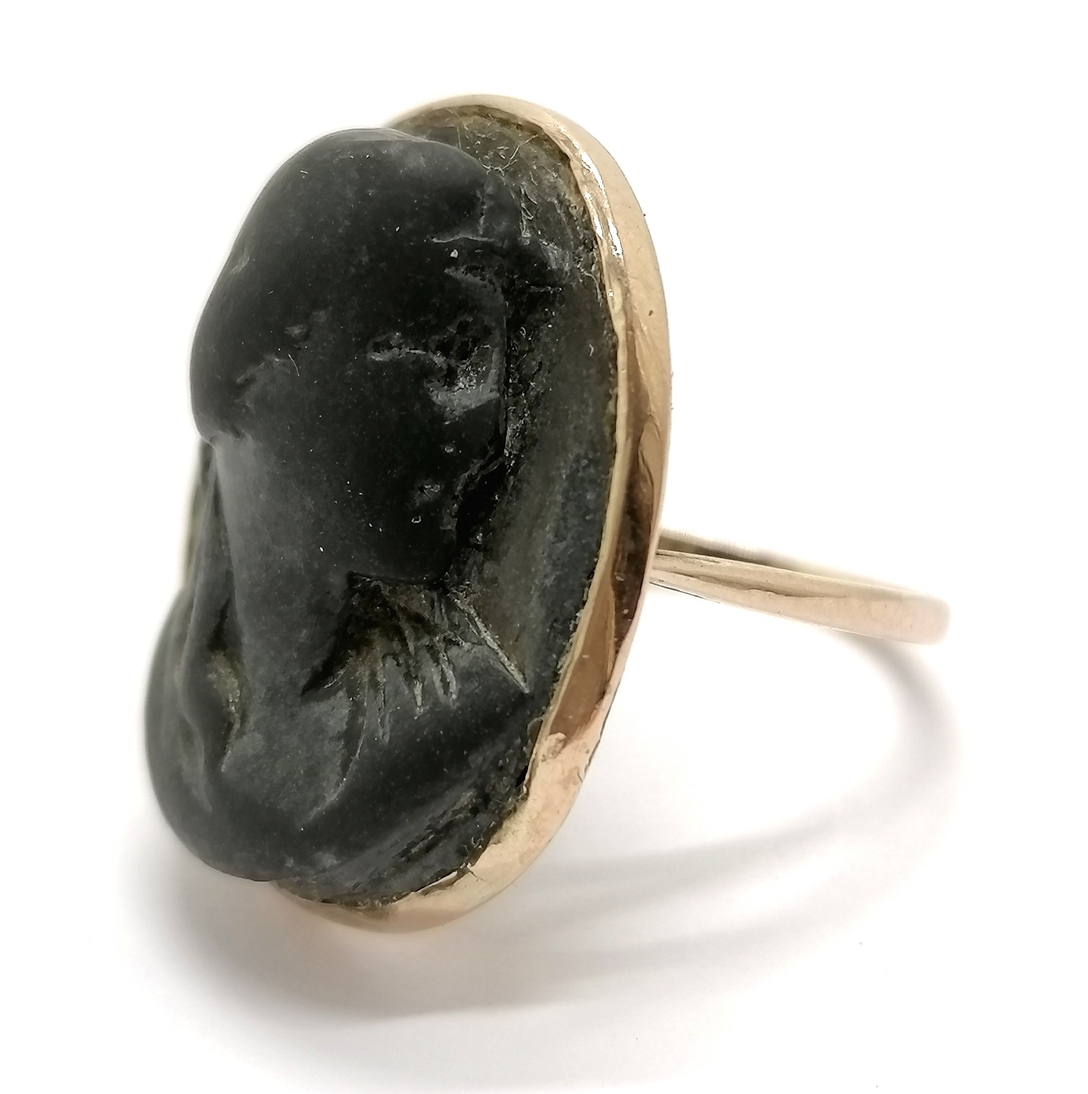 Antique 9ct marked gold hand carved black lava cameo ring - size R & 7.1g total weight - Image 6 of 6