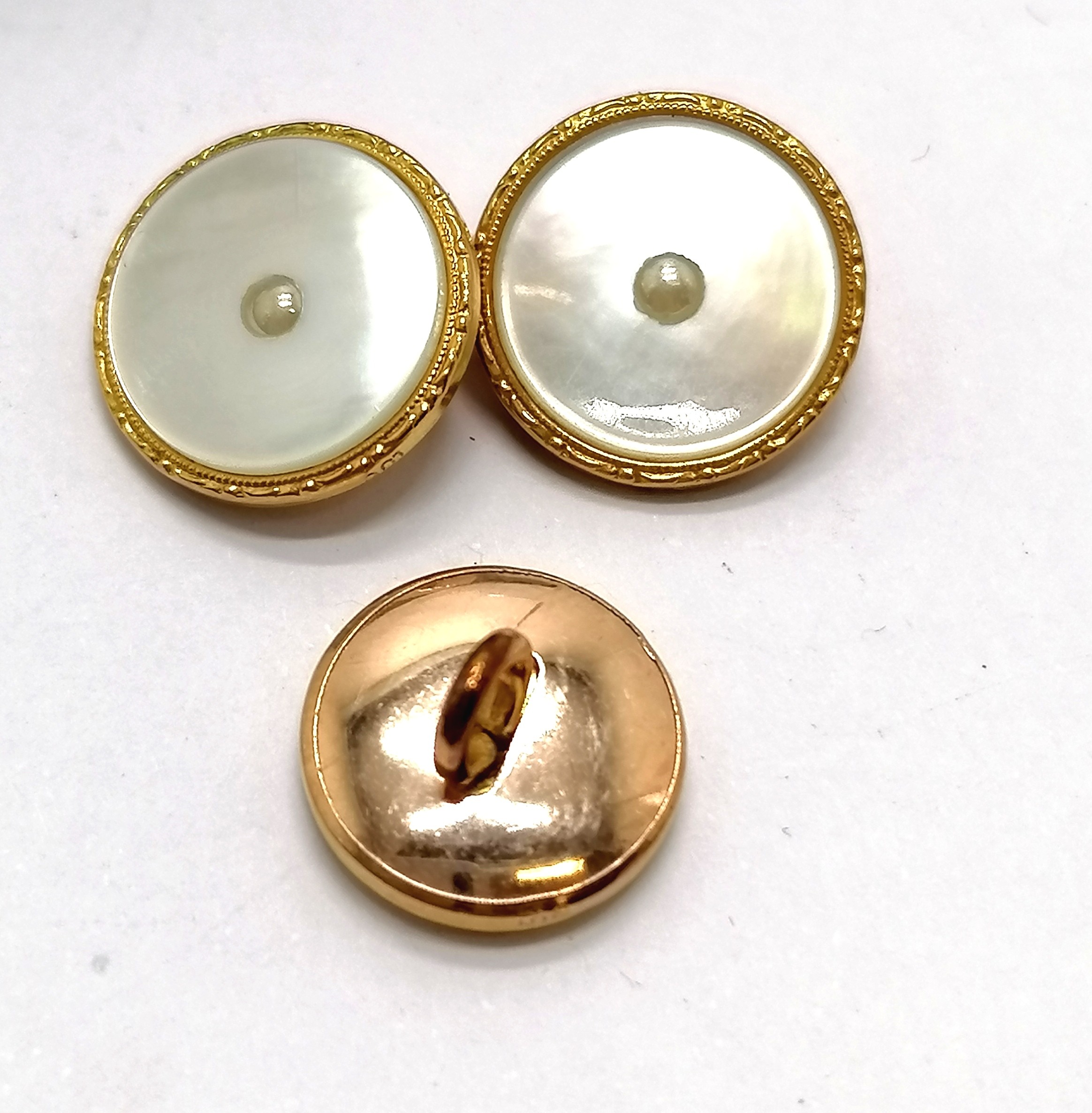 9ct gold cased set of mother of pearl & gilt metal buttons in original fitted box - total weight - Image 3 of 3