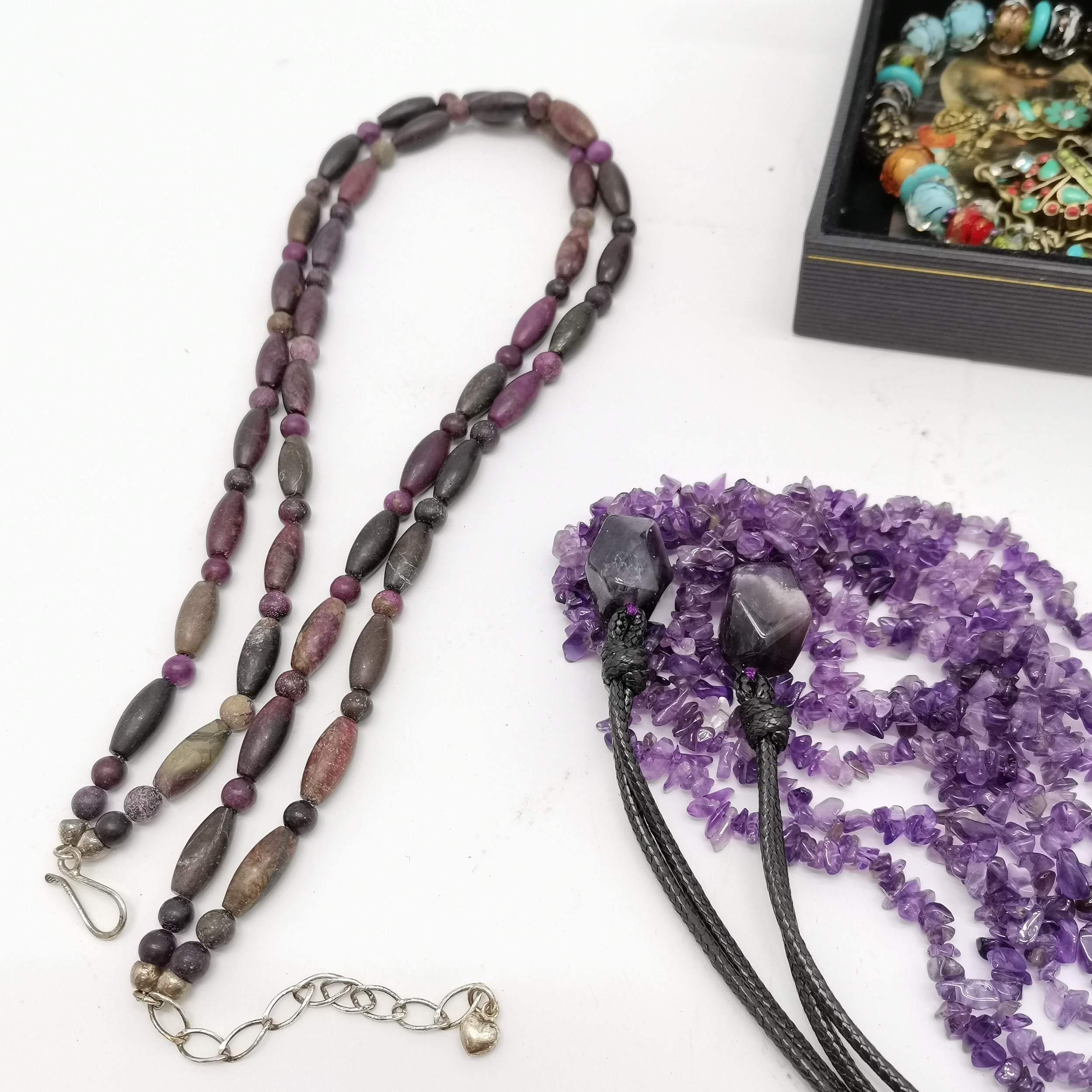 Qty of hardstone bead necklaces inc 1 with unmarked silver pendant, amethyst, cornelian, boxed Mayan - Image 4 of 6