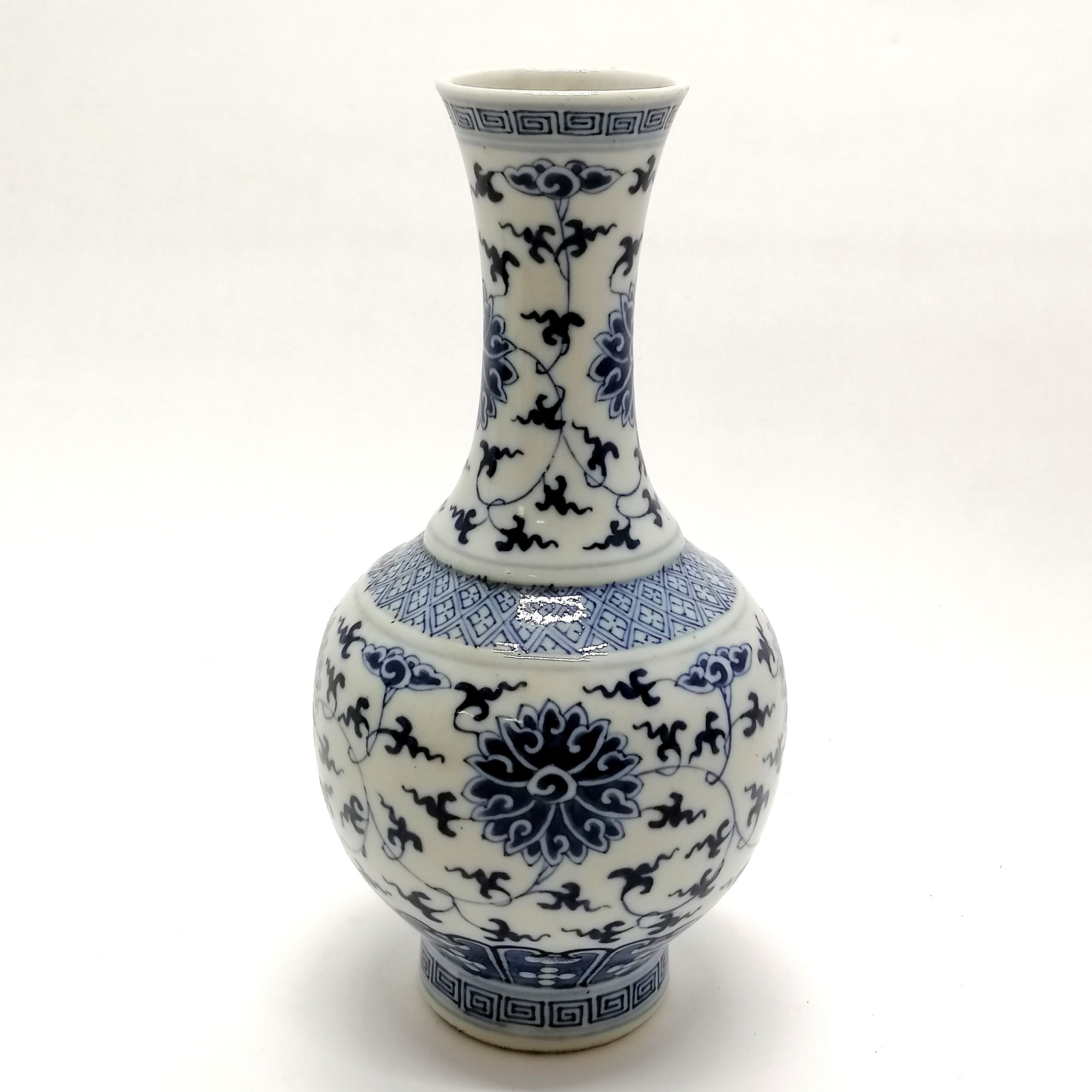 Antique Qianlong Chinese blue and white vase with flower decoration and 4 character mark (of the - Image 2 of 5