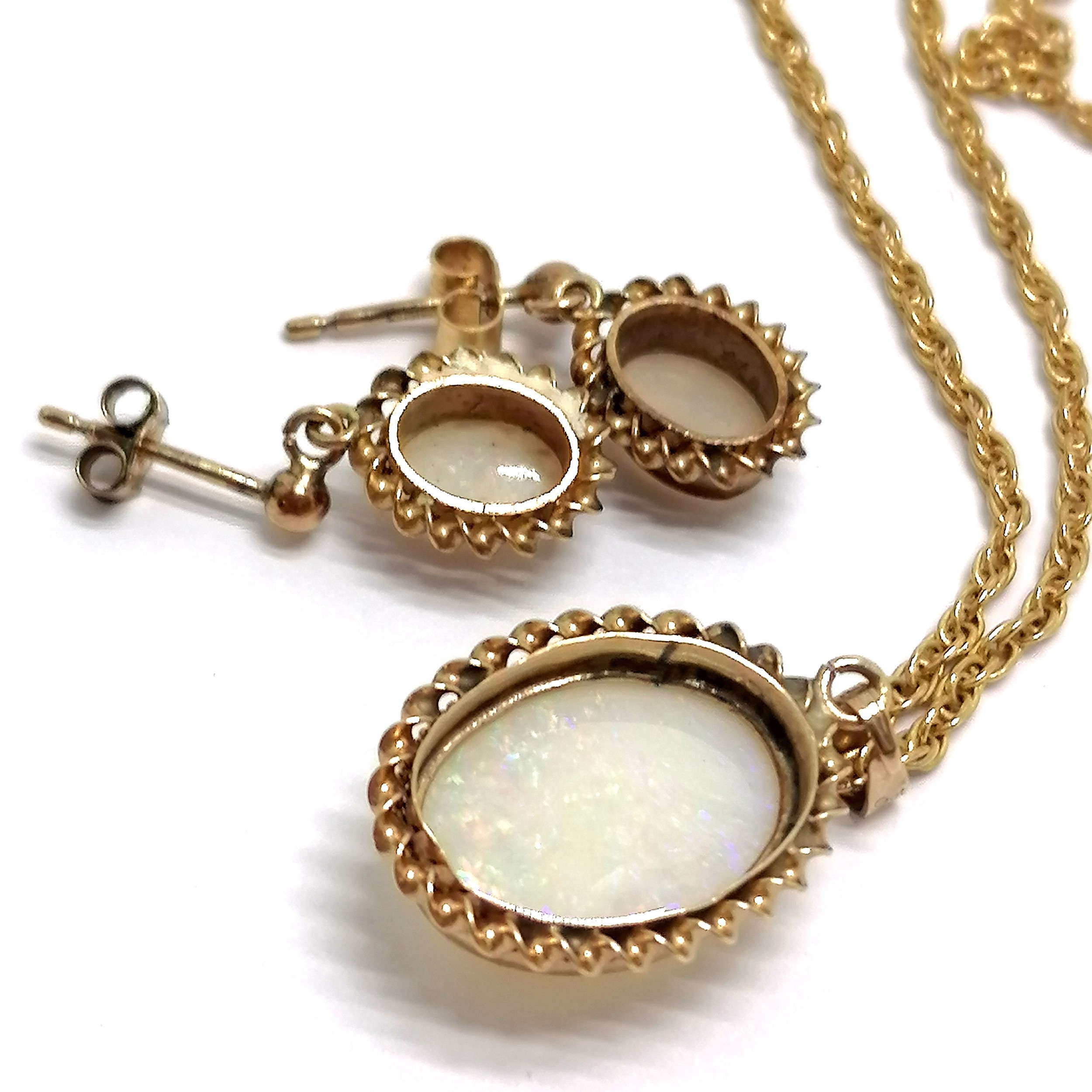 9ct hallmarked gold opal pendant on 9ct hallmarked gold 40cm chain & matching earrings - total - Bild 2 aus 3