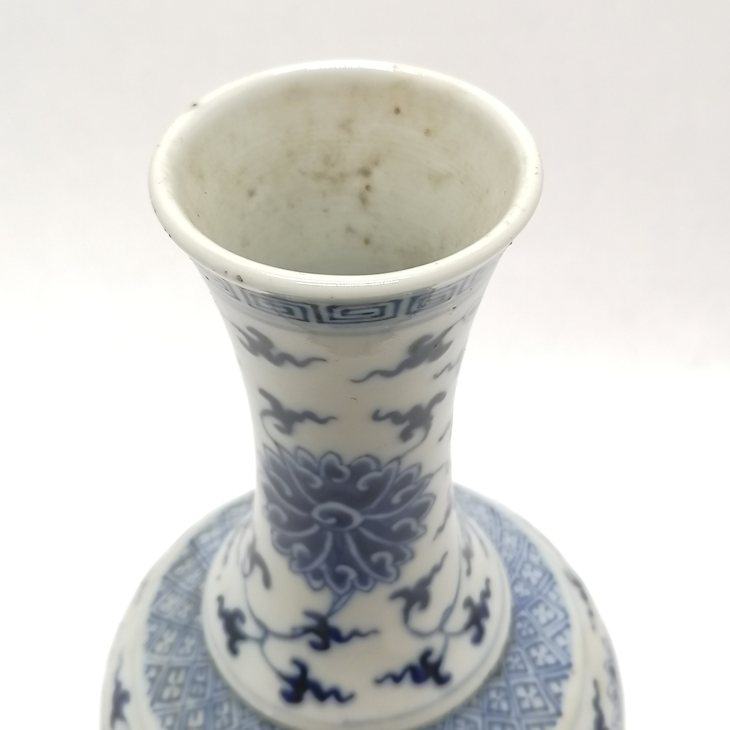 Antique Qianlong Chinese blue and white vase with flower decoration and 4 character mark (of the - Image 5 of 5