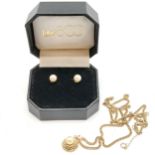9ct hallmarked gold pendant set with pearl on a 9ct marked gold 50cm neckchain t/w a pair of 9ct