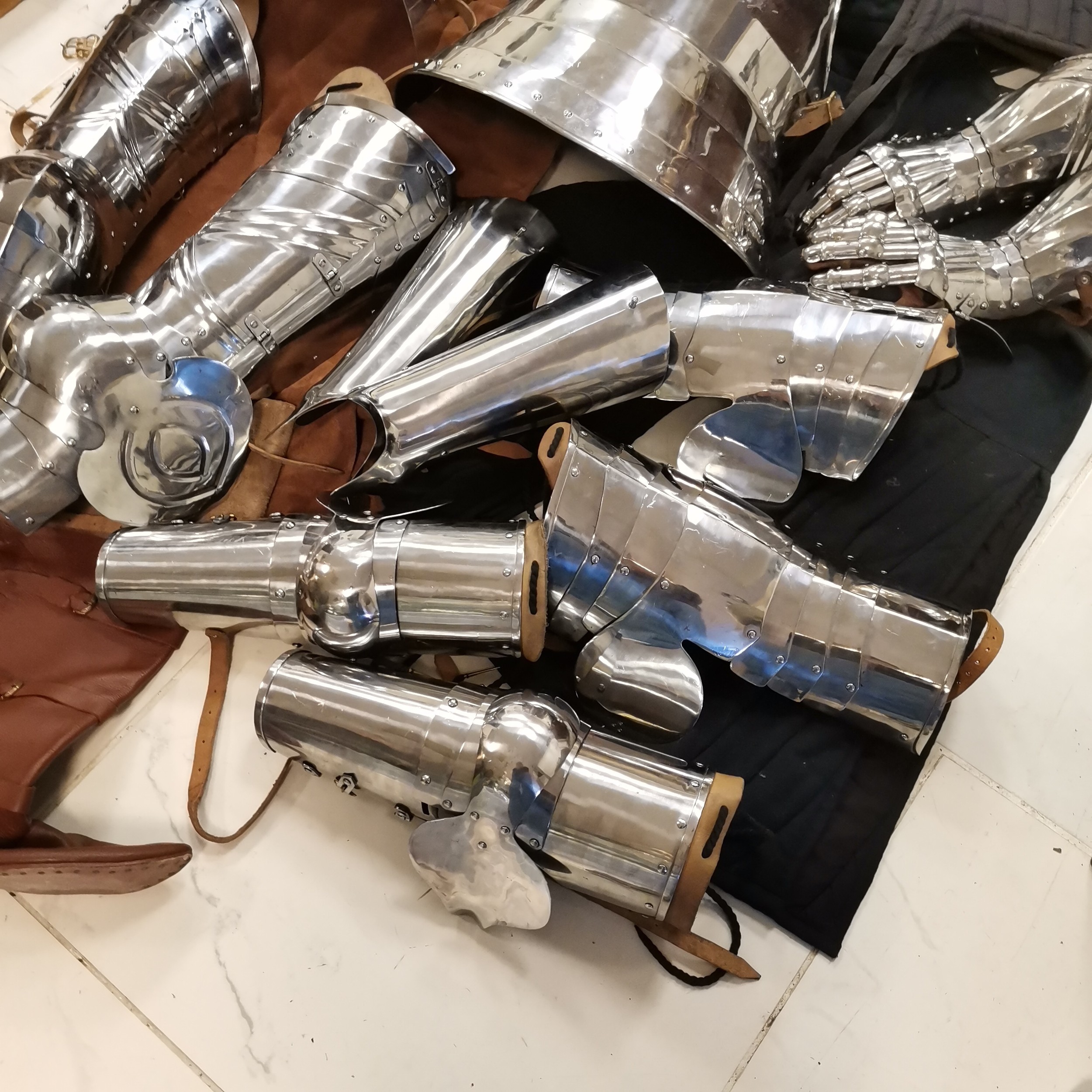 Set of 15th Century re-enactment armour comprising of gothic legs with greeves, plain pauldrons, - Image 12 of 12