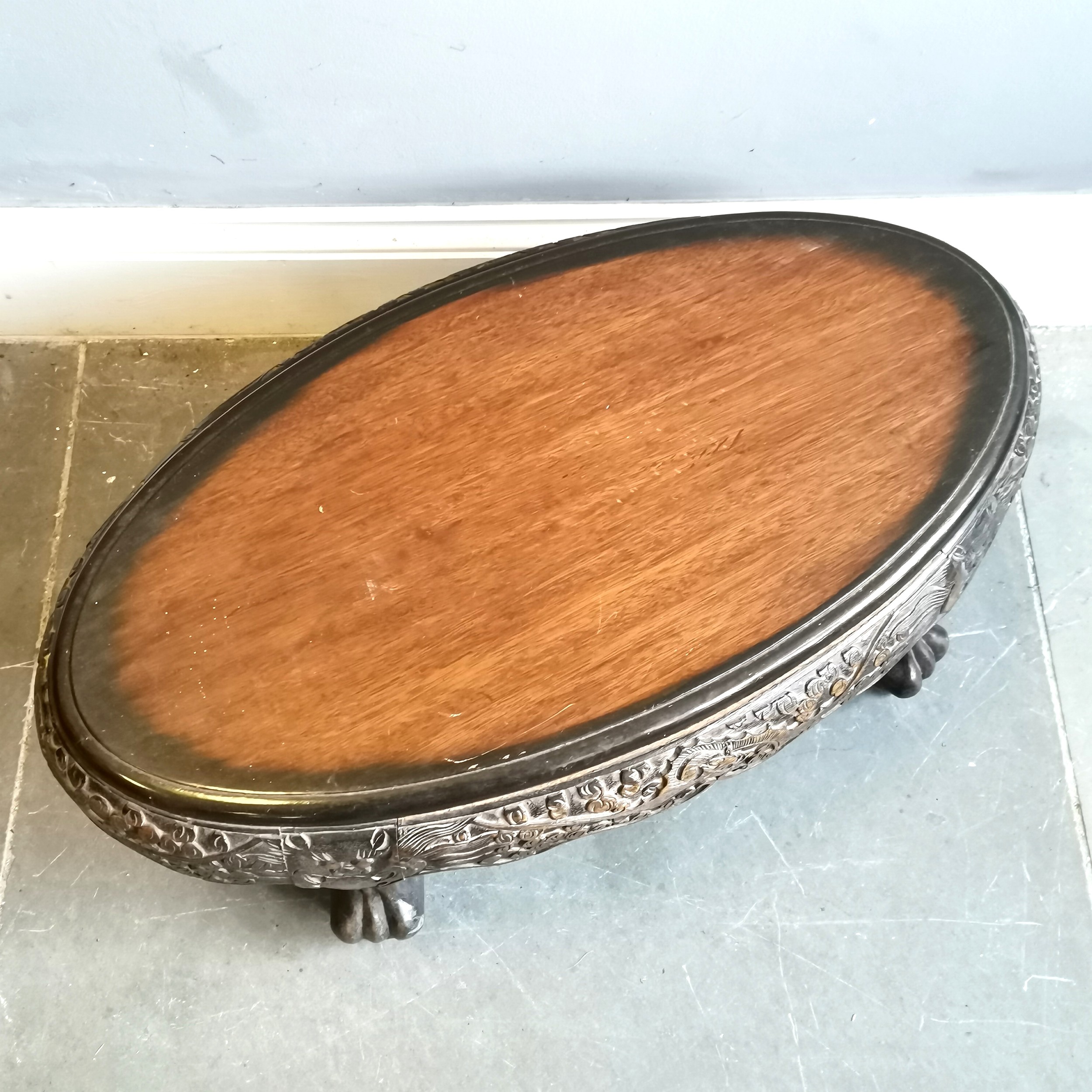 Oriental hand carved oval coffee table on 4 claw feet - 80cm x 44cm x 31cm high ~ in used condition - Image 3 of 4
