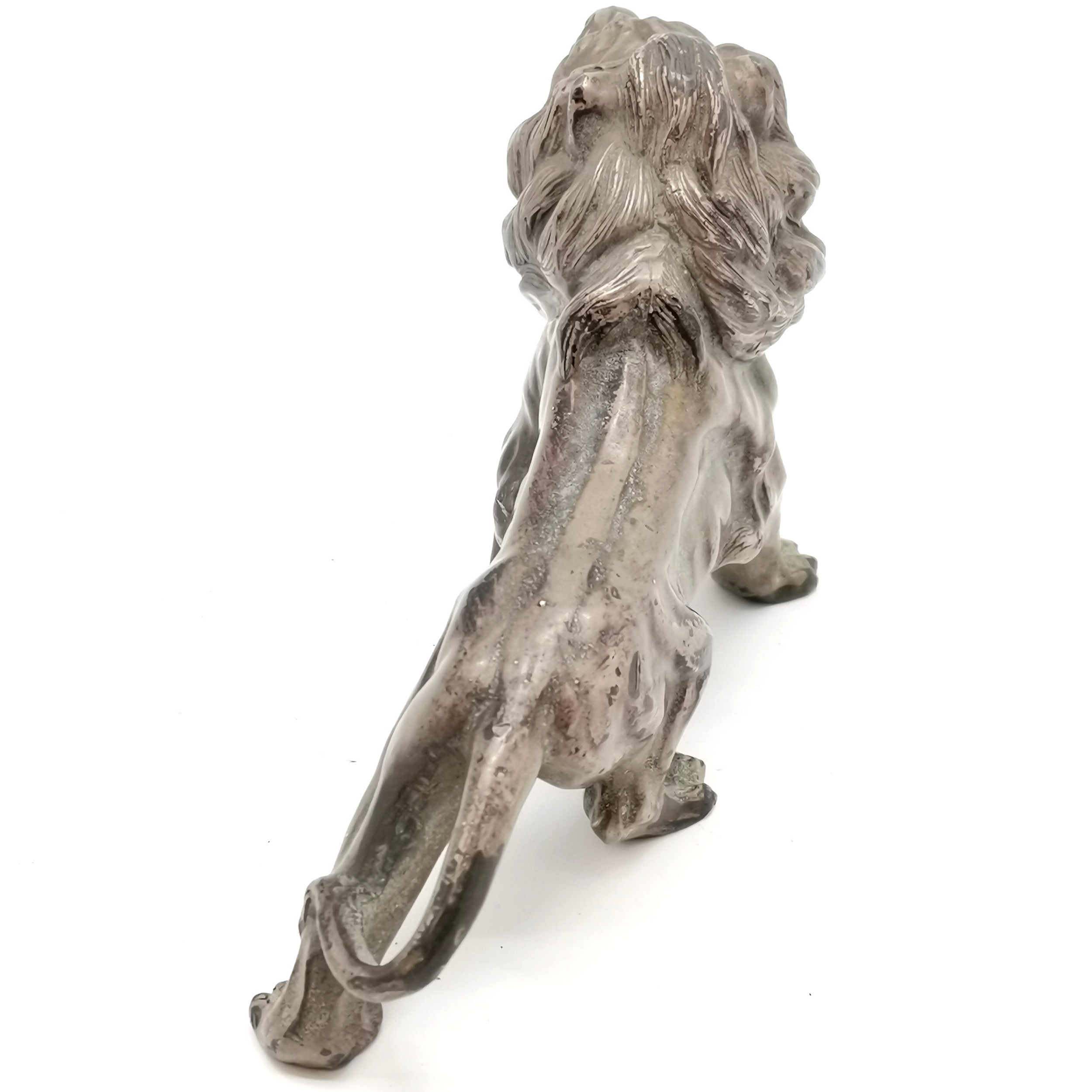 Antique cast metal figure of a male lion - 12cm across x 9cm high - Image 4 of 4