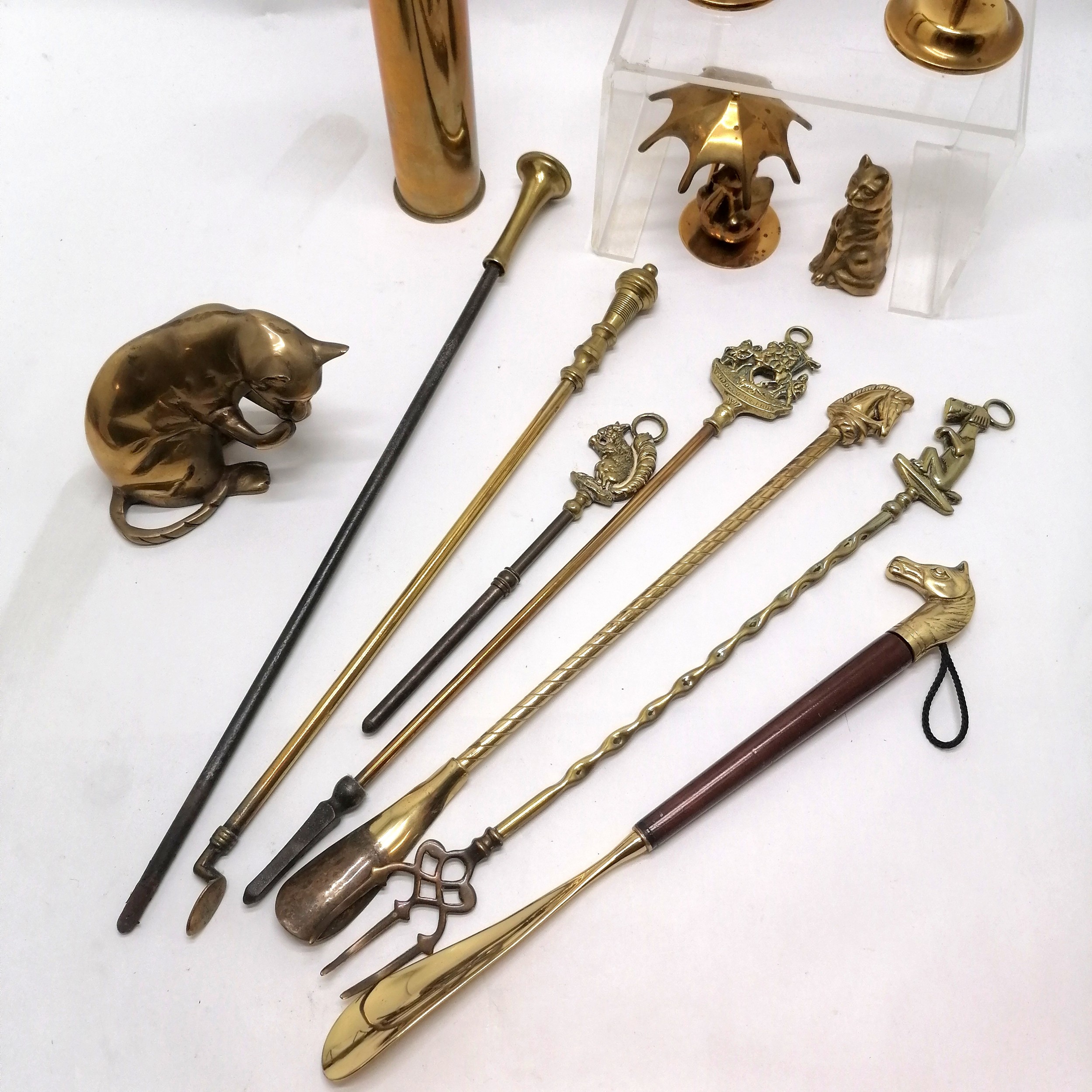 1919 brass shell case, 2 horse head shoe horns, 2 pokers, dog toasting fork, 2 brass cats tallest - Image 2 of 3