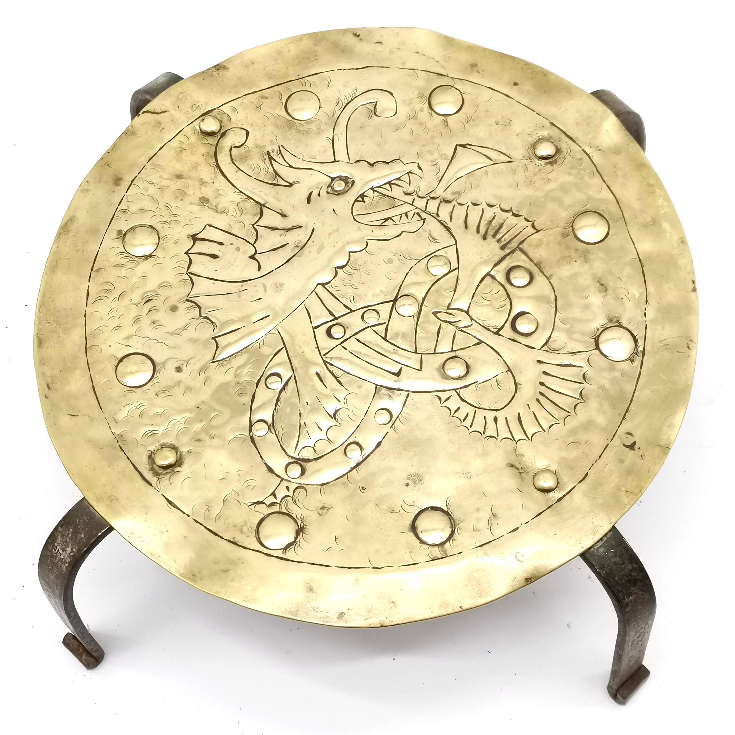 Antique Arts & Crafts wrought iron repousse brass trivet stand (18.5cm diameter x 8cm high), brass - Image 2 of 5