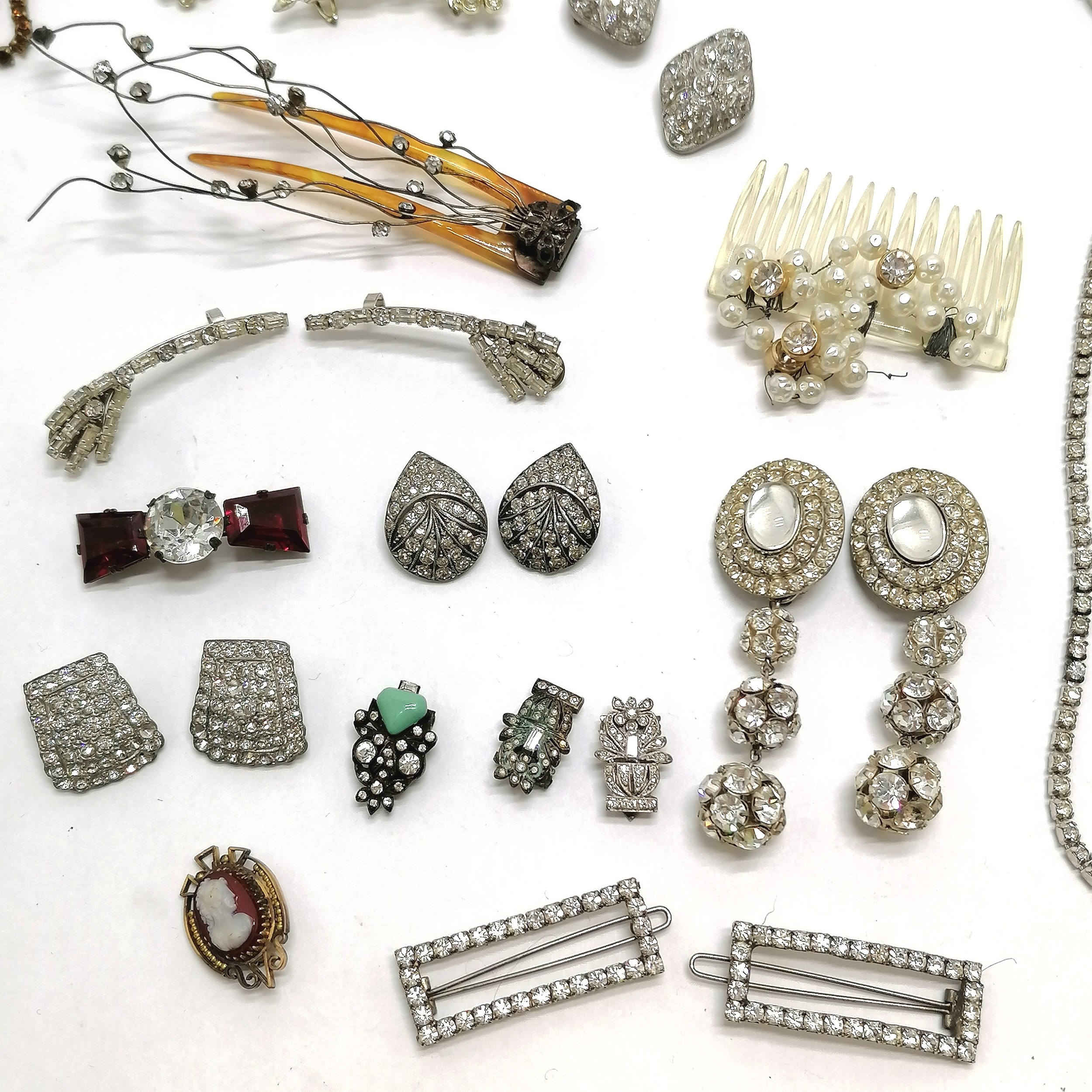 Qty of antique / vintage jewellery inc 2 sterling silver dress clips, carved glass brooch (lacks - Image 3 of 3