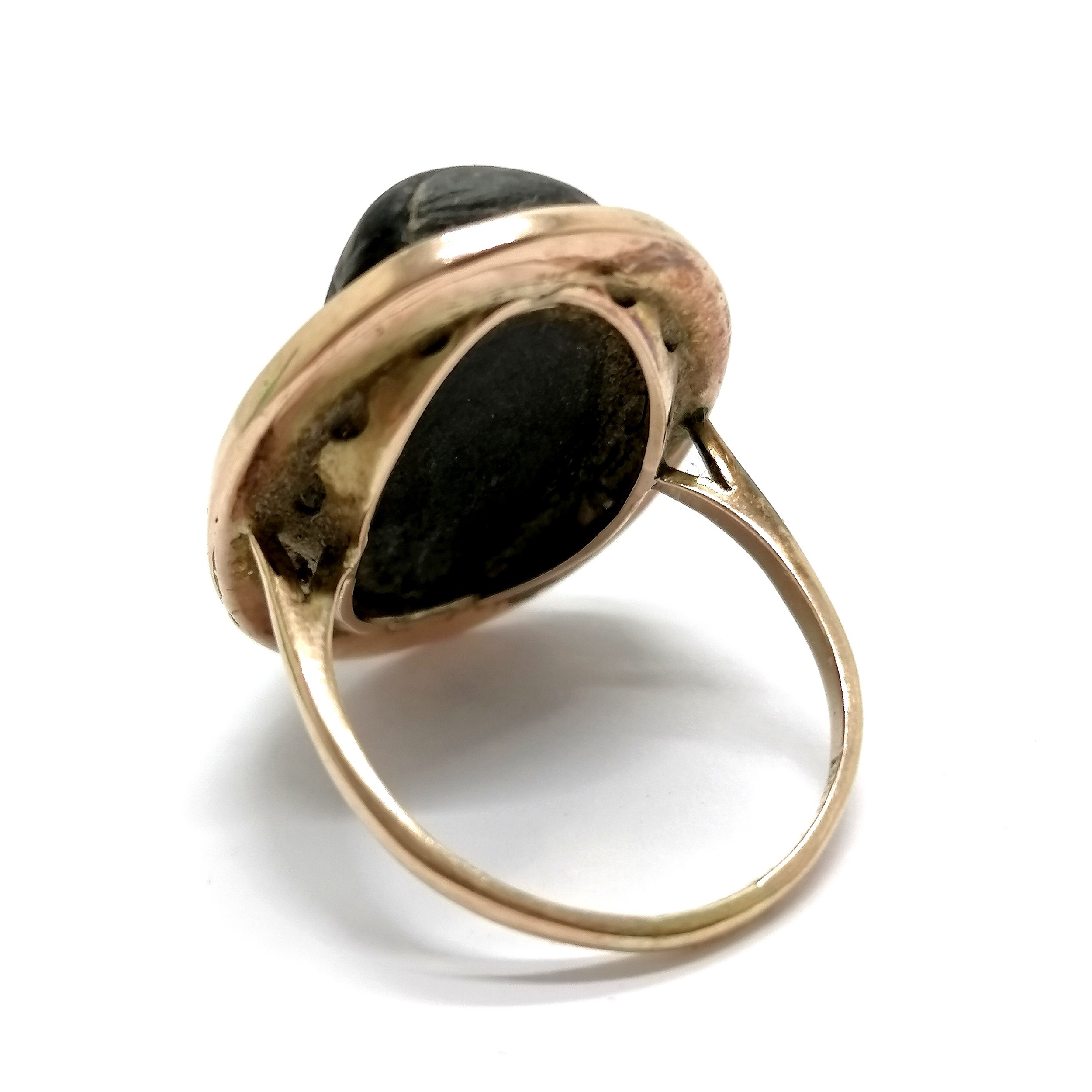 Antique 9ct marked gold hand carved black lava cameo ring - size R & 7.1g total weight - Image 3 of 6