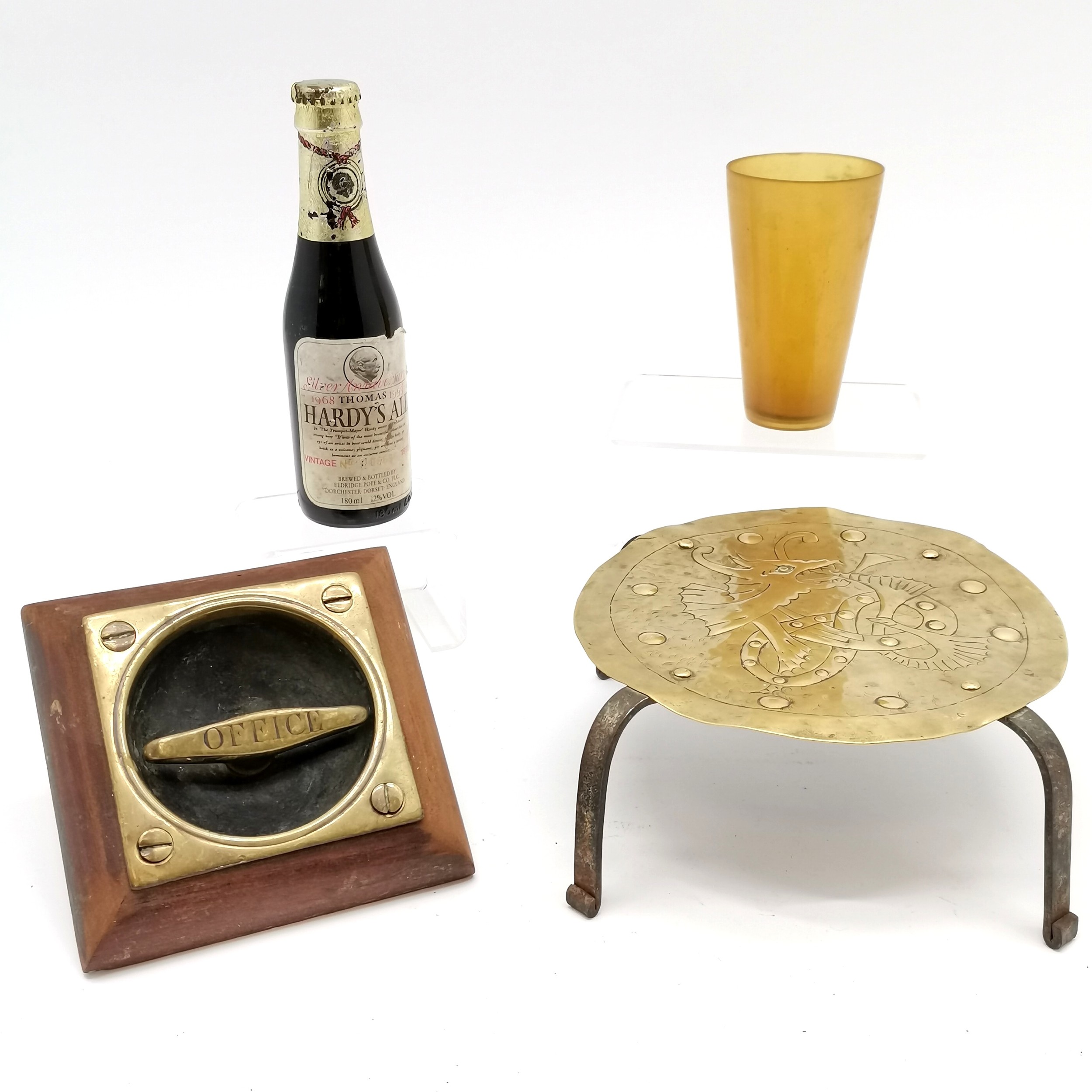 Antique Arts & Crafts wrought iron repousse brass trivet stand (18.5cm diameter x 8cm high), brass