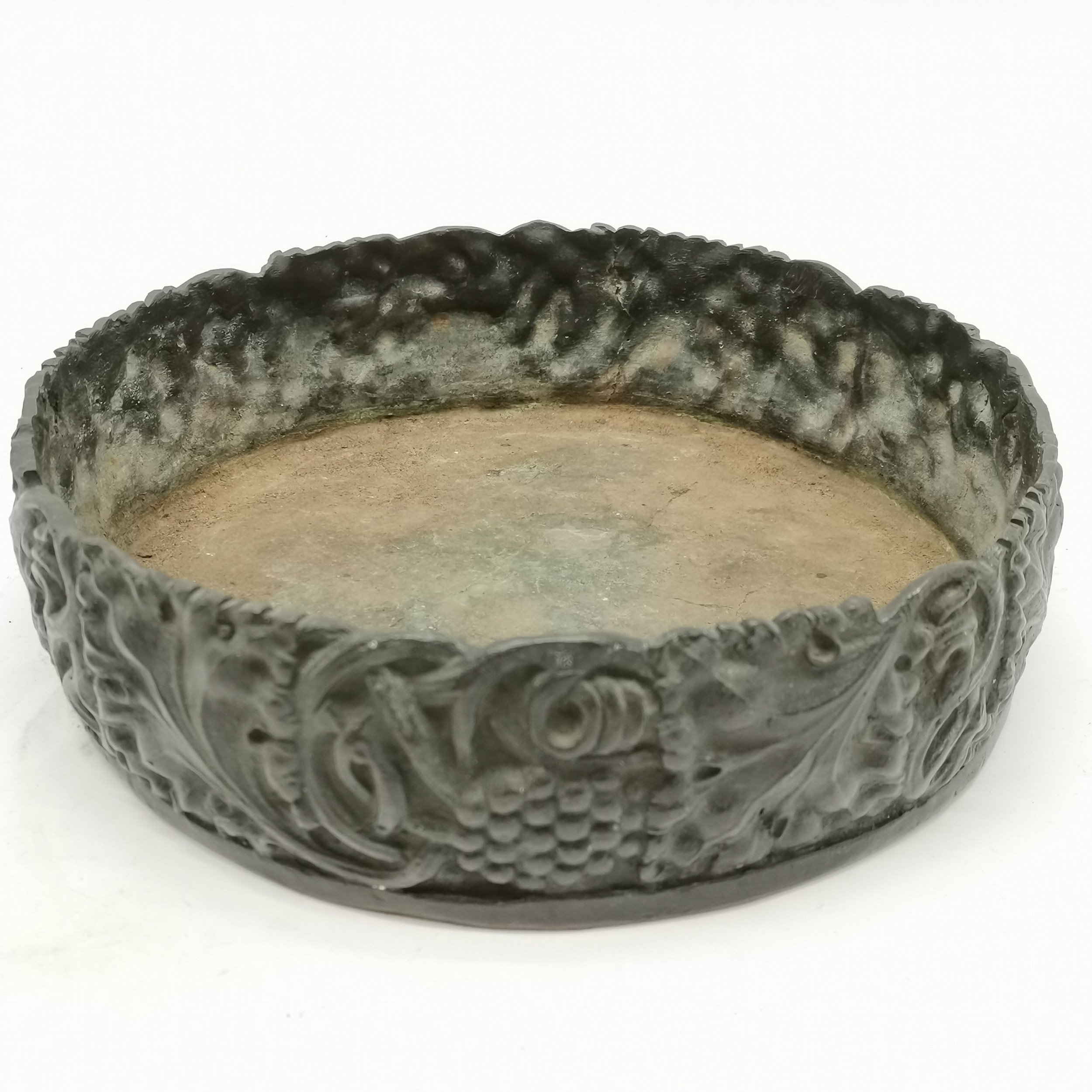 Bronze heavy cast shallow circular dish with grape vine cast detail - 23cm diameter x 6.5cm high & - Image 2 of 3