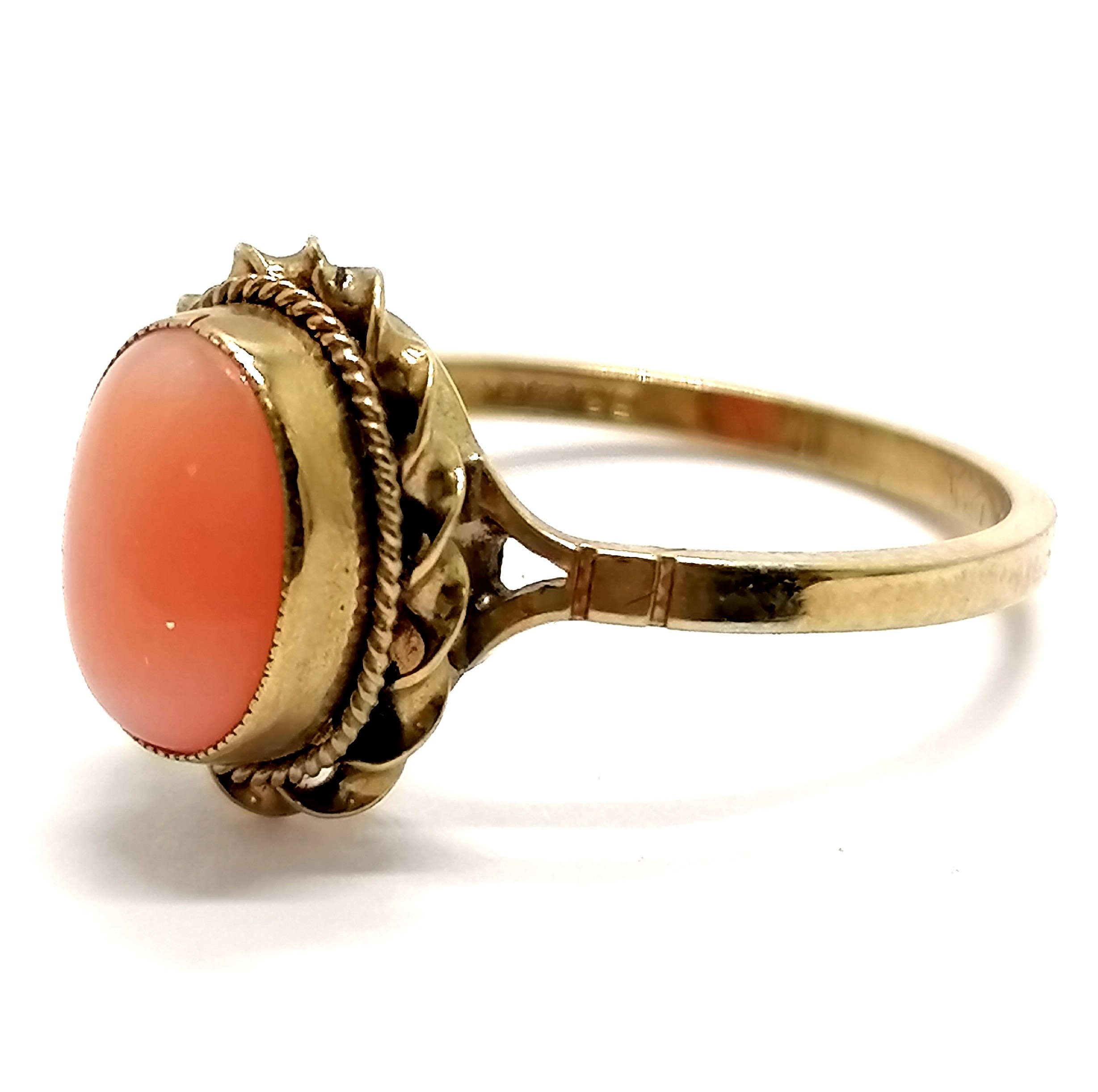 9ct hallmarked gold cabochon coral set ring - size M½ & 2g total weight - Image 2 of 2