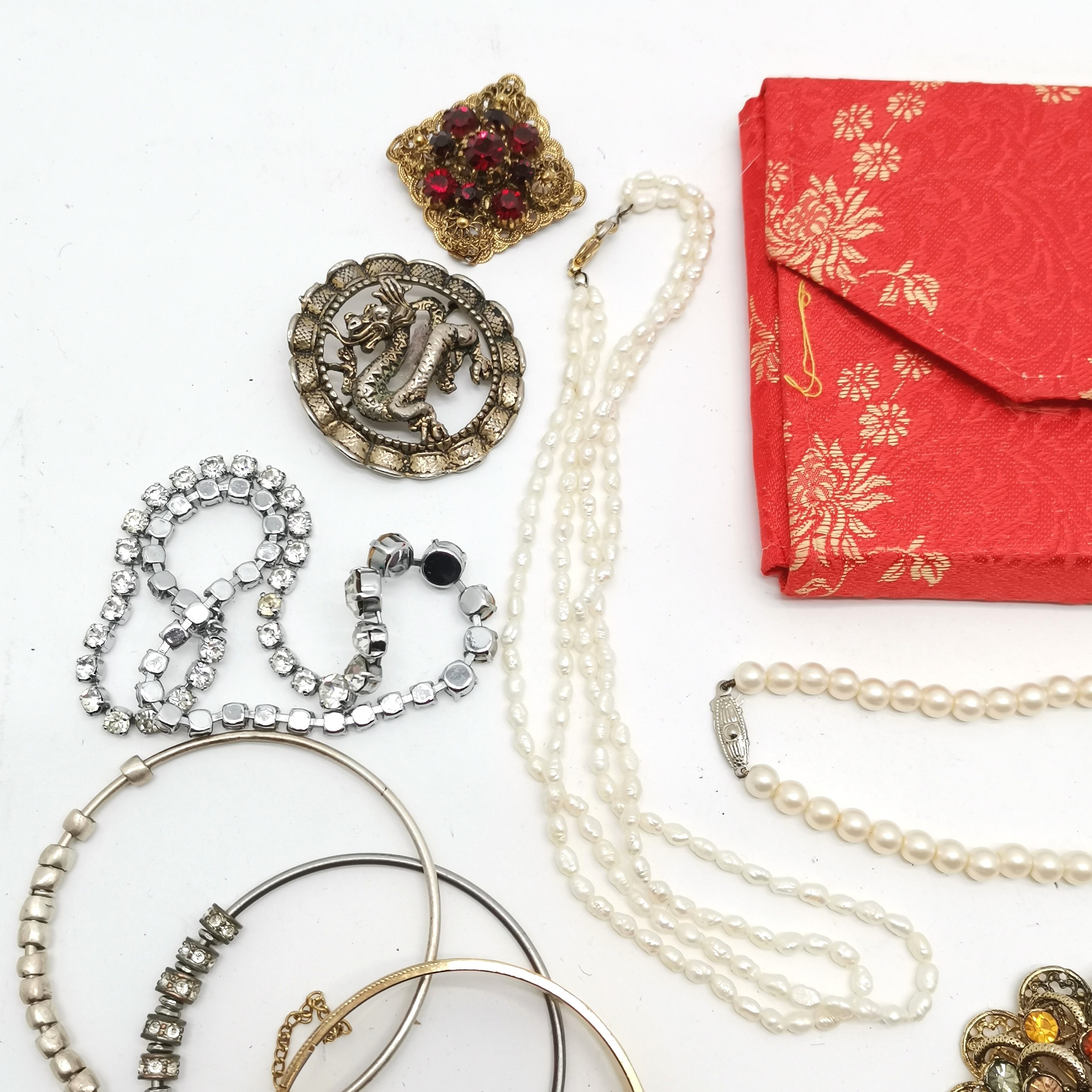 Qty of costume jewellery inc brooches, Red Cross badge, Monet gold tone necklace, Peter Sheung pouch - Image 4 of 6