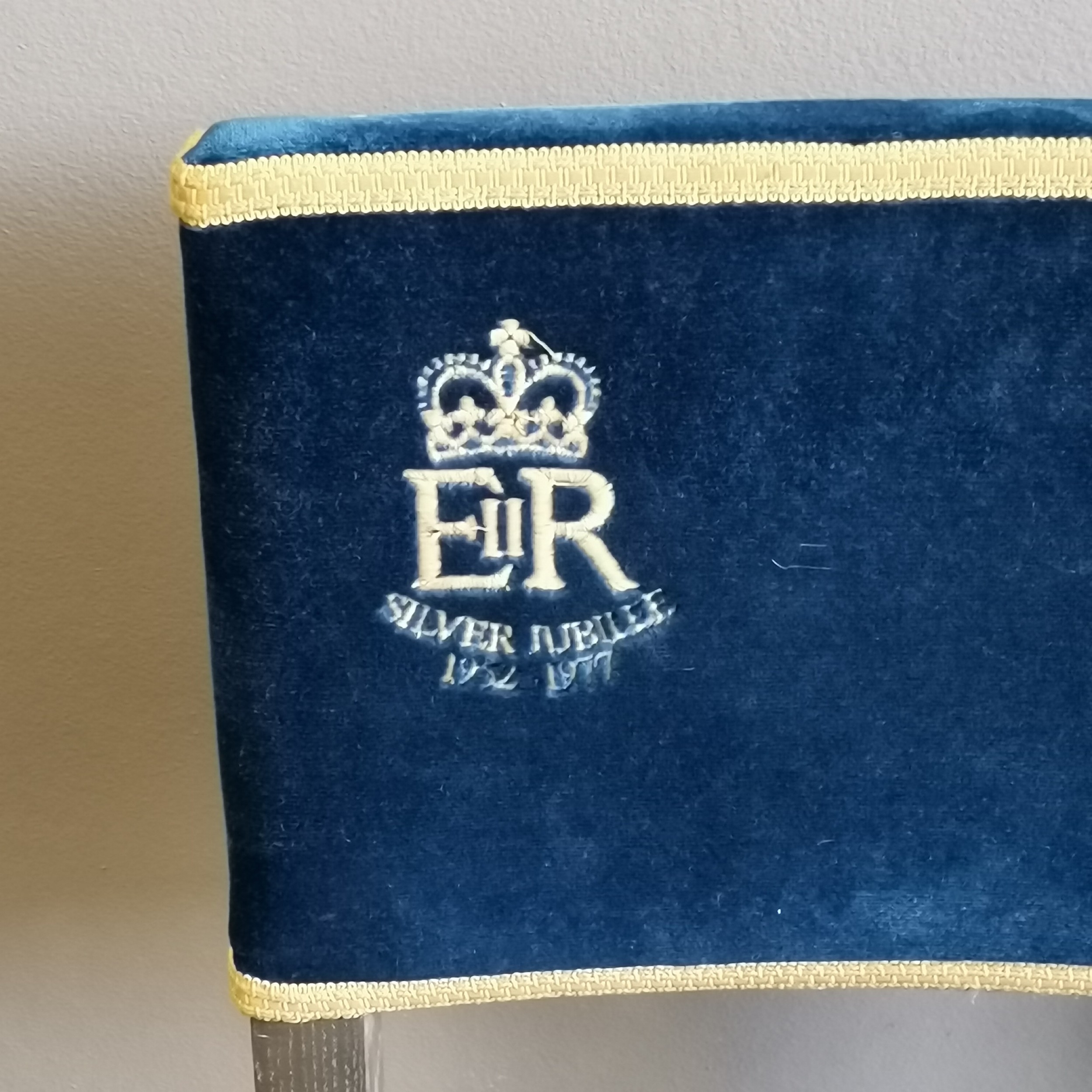 Pair of Silver Jubilee replica Coronation Peers chairs, in blue velvet with gold trim, each bears - Image 3 of 5