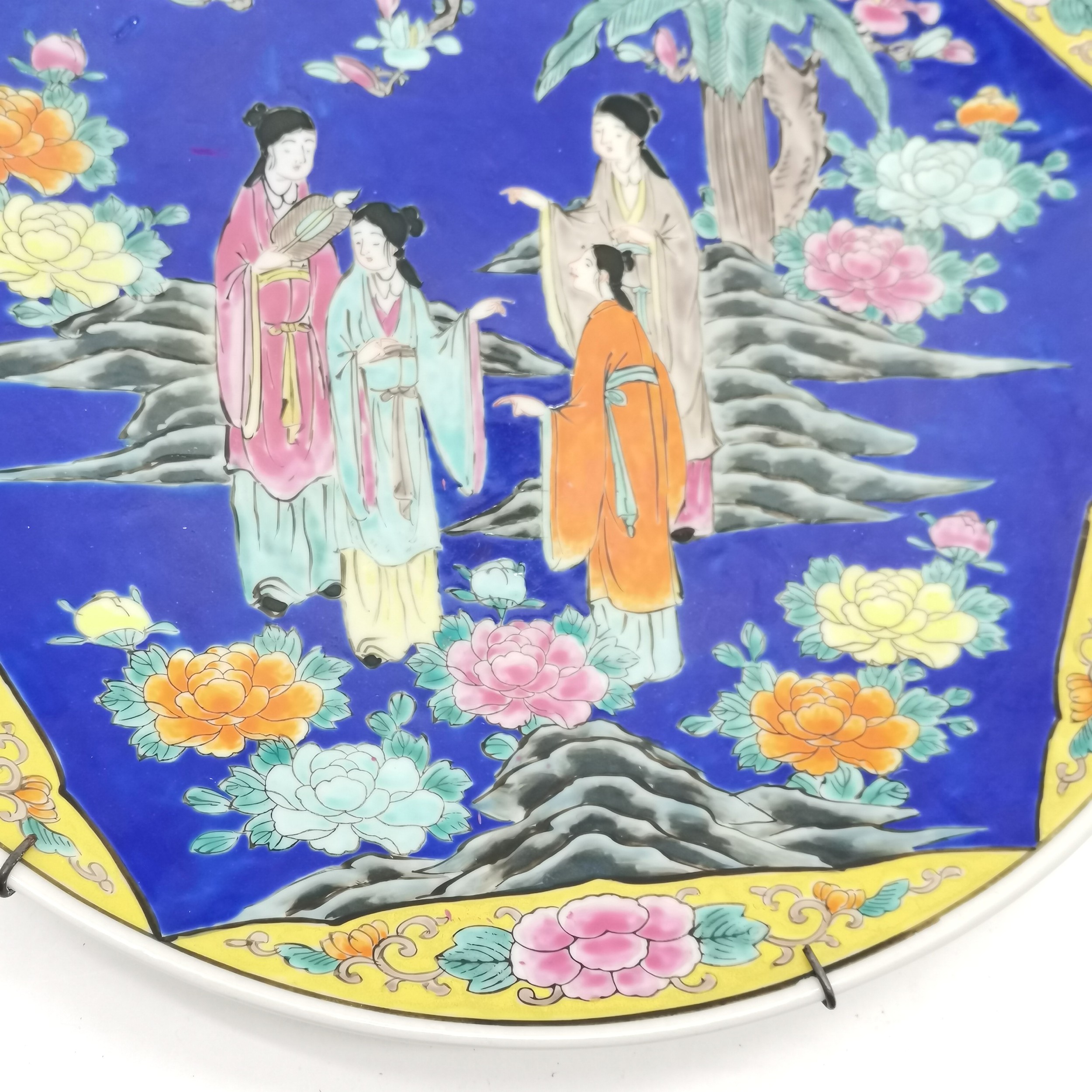 Oriental wall charger with yellow border depicting 4 characters & floral detail - 39.5cm - Image 3 of 3