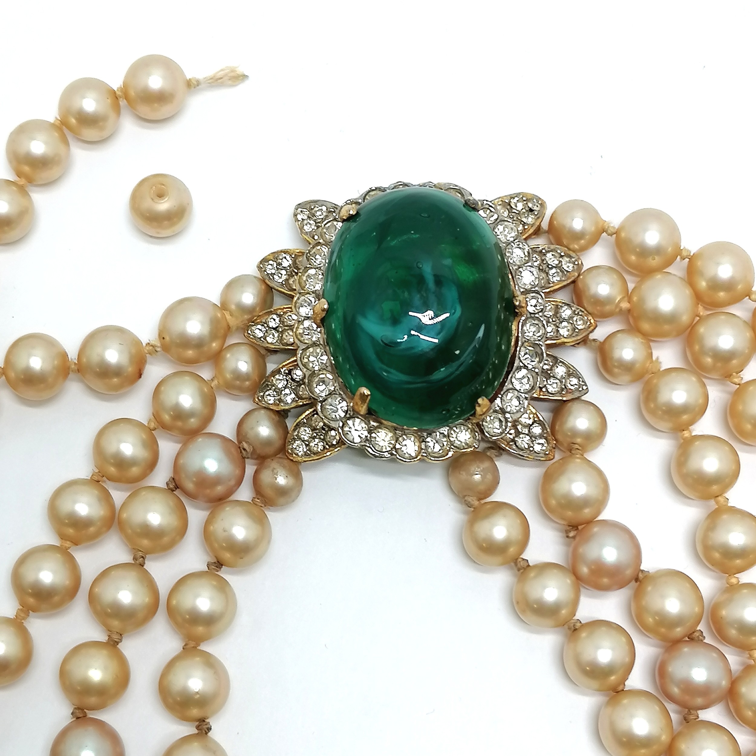 Impressive 5 strand faux pearl necklace with large green and white paste clasp - 68cm long & - Image 3 of 3