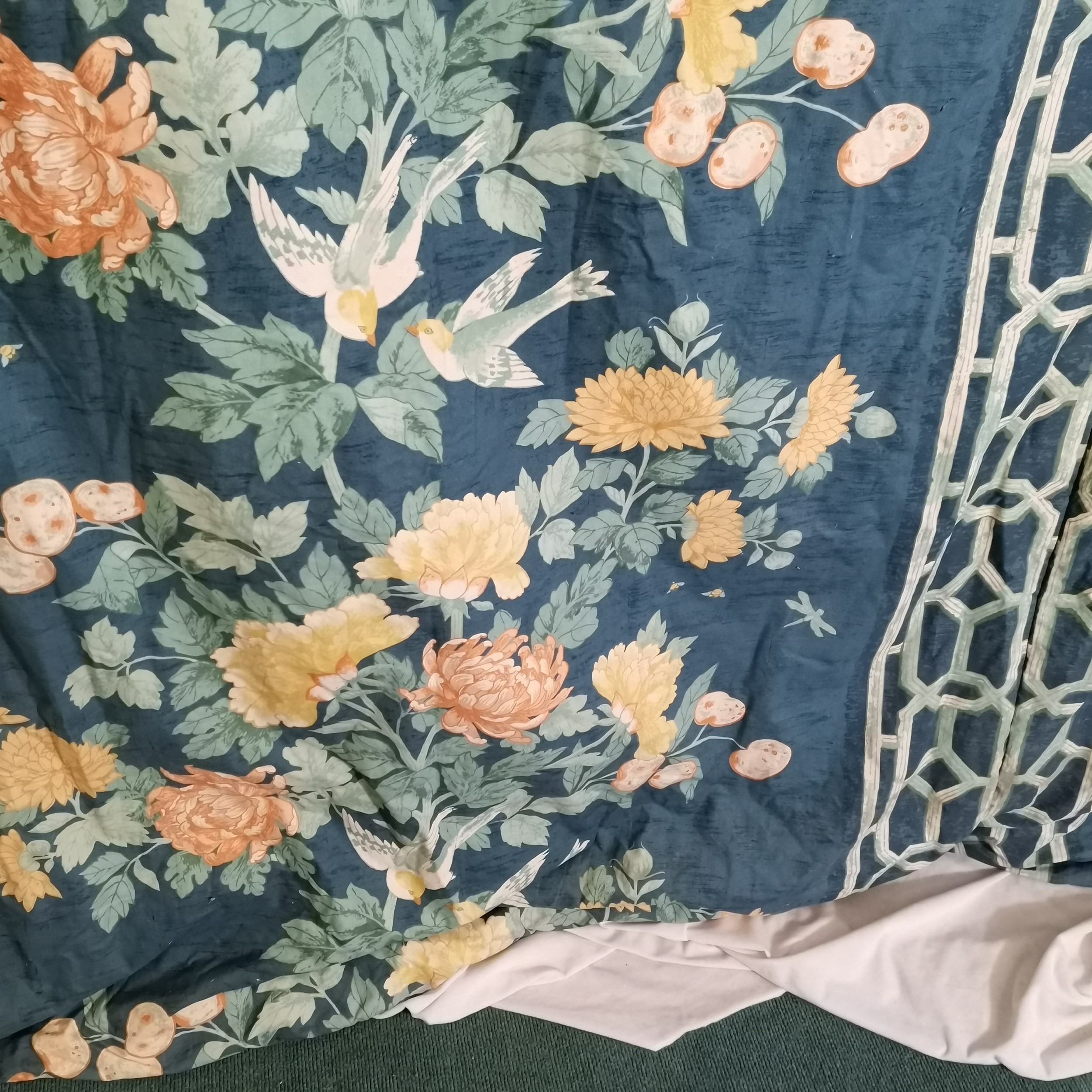 Pair of vintage curtains blue ground with botanical scene of birds and fauna, matching pelmet and - Bild 4 aus 5