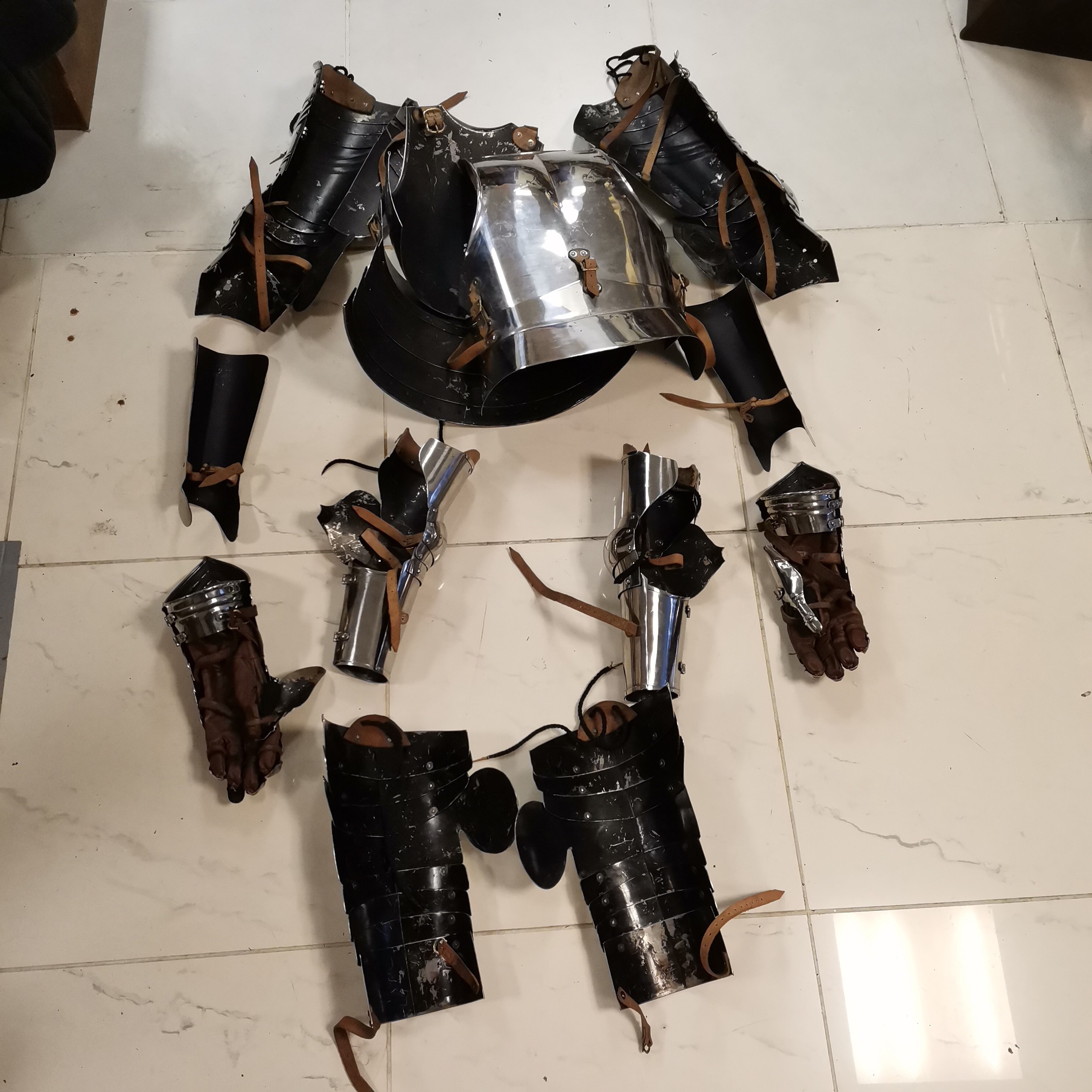Set of 15th Century re-enactment armour comprising of gothic legs with greeves, plain pauldrons, - Image 2 of 12