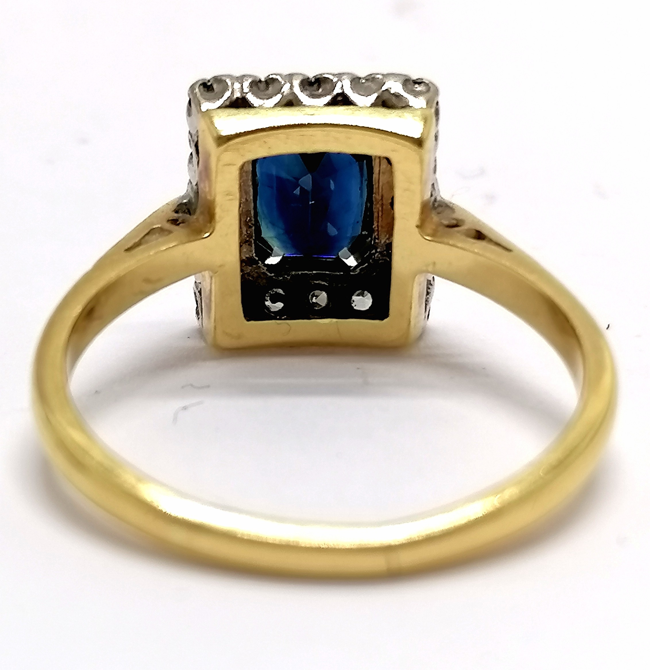 18ct hallmarked gold sapphire / diamond square cluster ring - size O½ & 4.5g total weight - sapphire - Image 2 of 3
