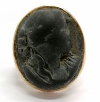 Antique 9ct marked gold hand carved black lava cameo ring - size R & 7.1g total weight