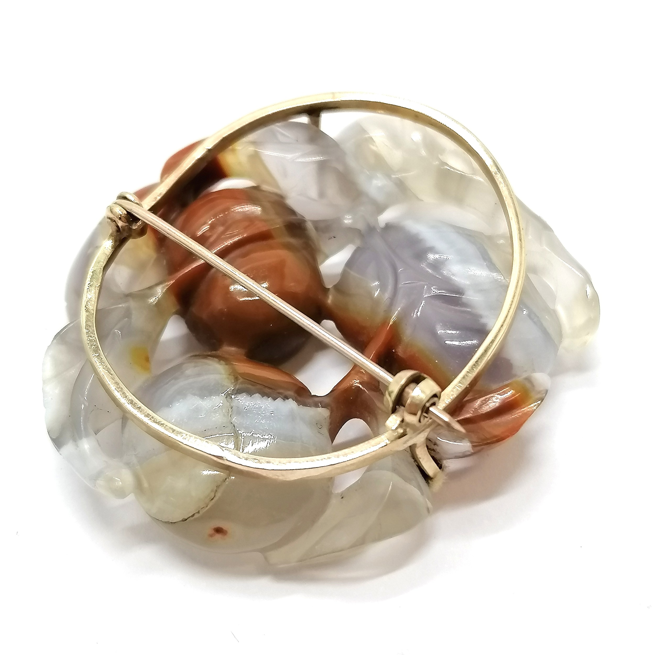 Chinese hand carved agate panel brooch in an unmarked gold mount - 4.8cm across & 21g total weight - Image 2 of 4