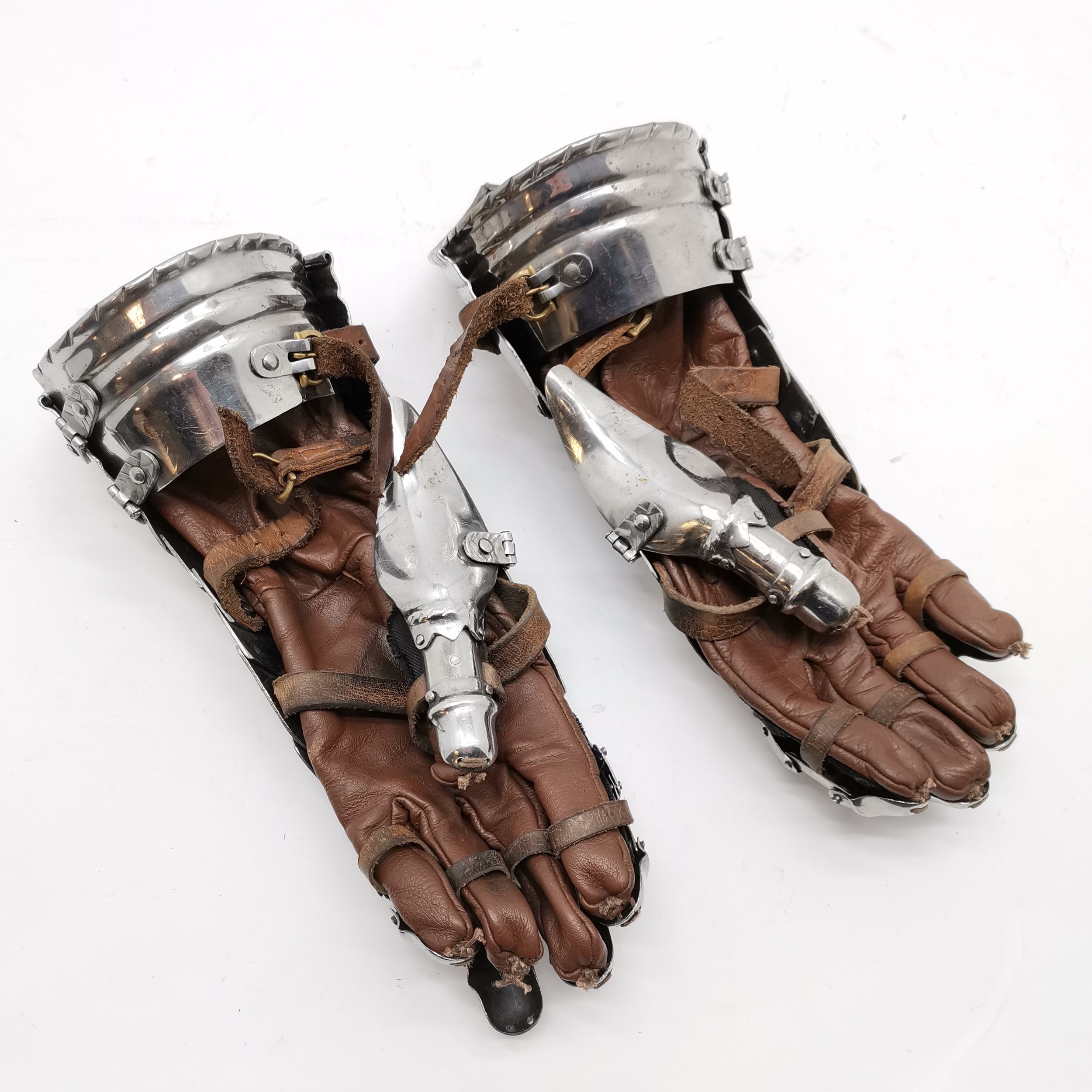 Set of 15th Century re-enactment armour comprising of gothic legs with greeves, plain pauldrons, - Image 7 of 12