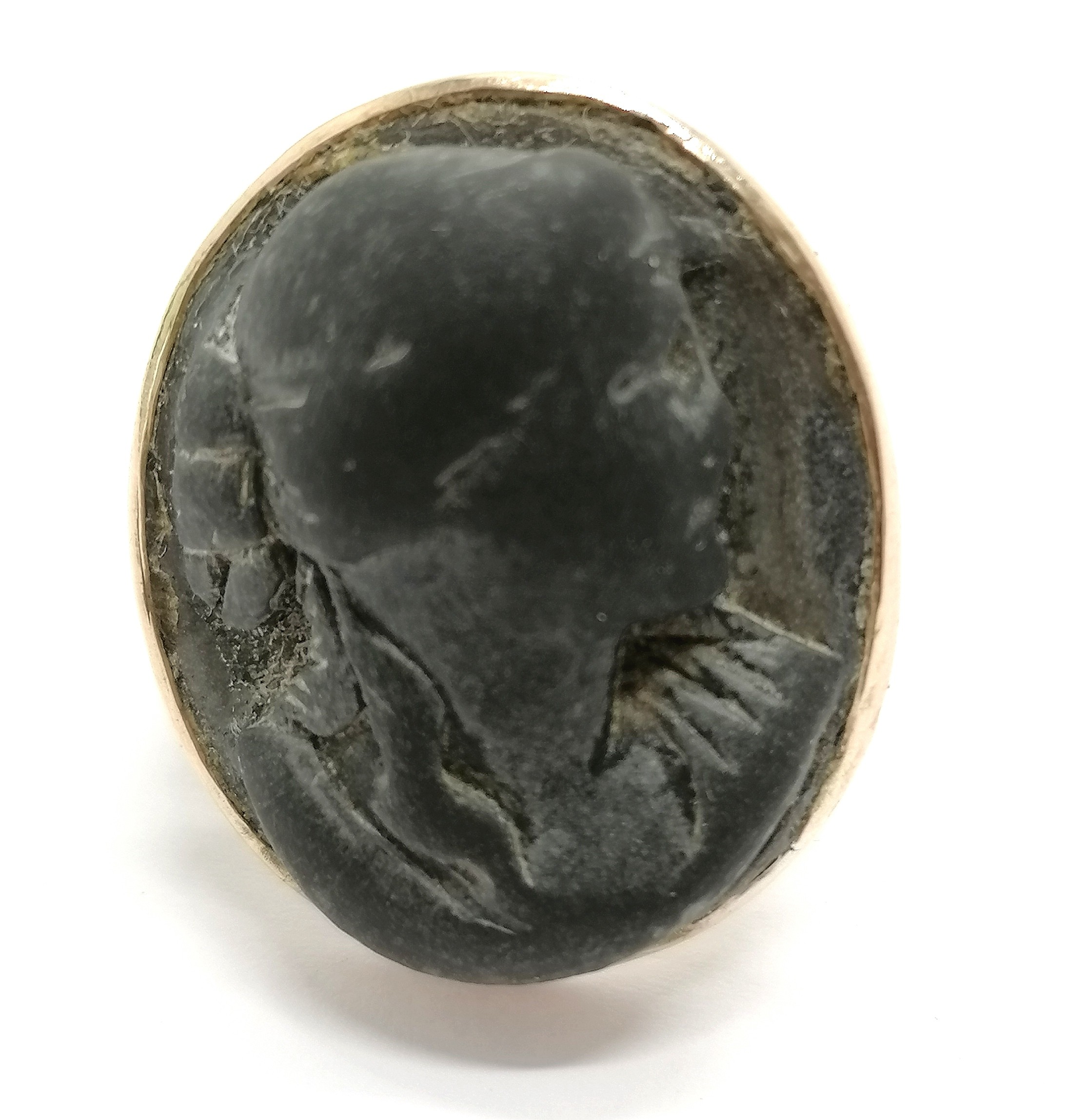 Antique 9ct marked gold hand carved black lava cameo ring - size R & 7.1g total weight - Image 4 of 6