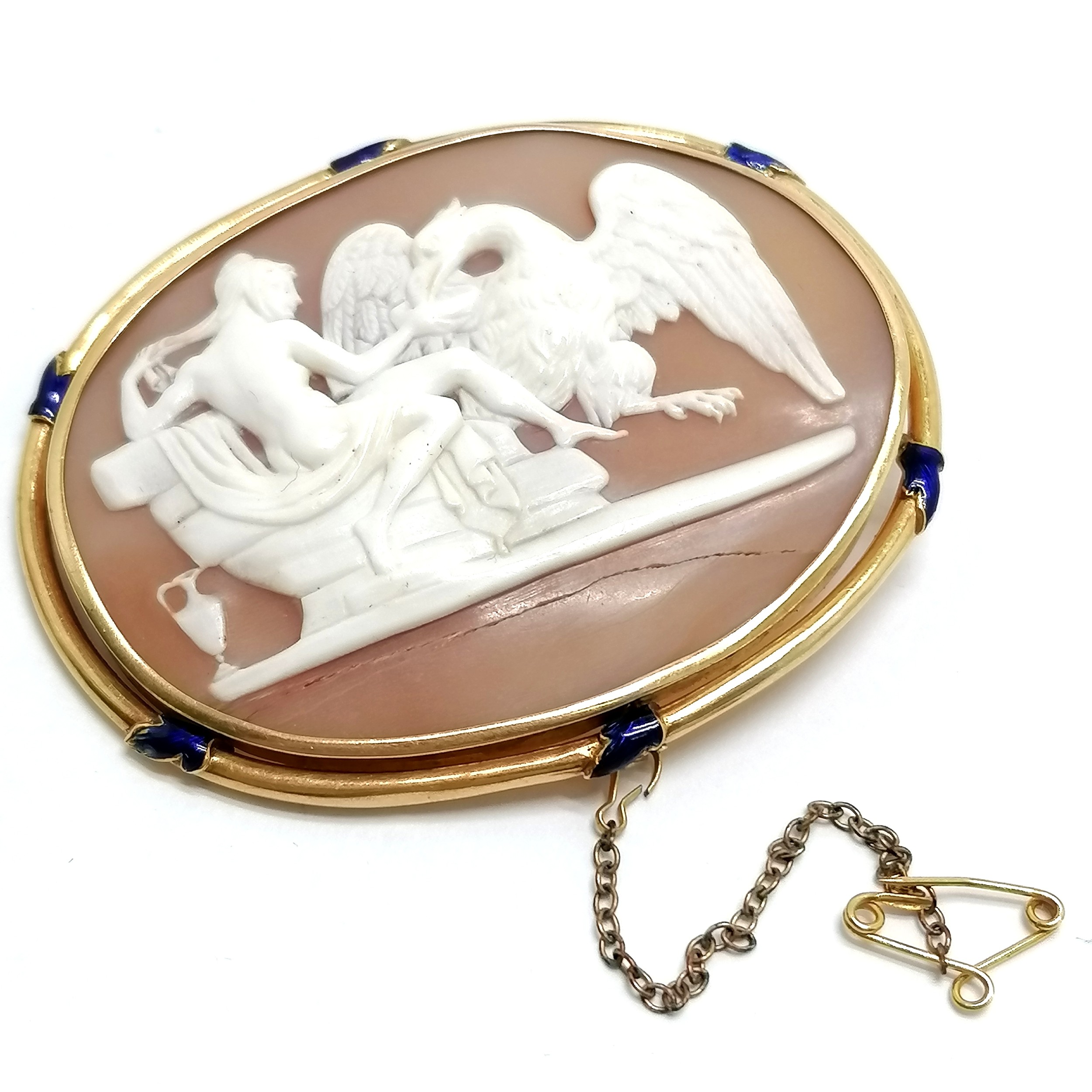 Antique hand carved cameo shell brooch depicting Hebe offering a cup to her father Zeus (in the form - Image 2 of 5