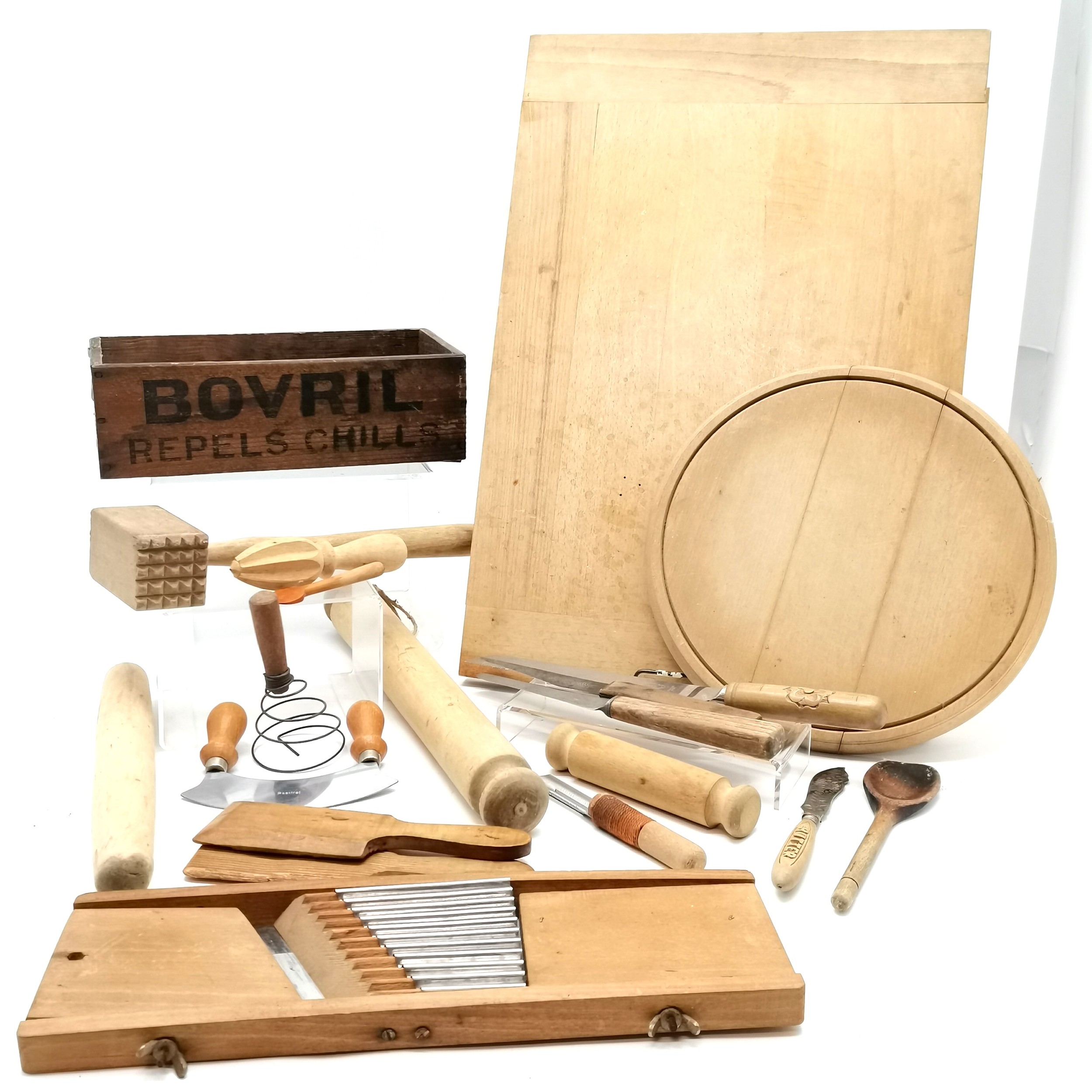 Antique Bovril wooden crate measuring 28cm x 15cm t/w Beech chopping board measuring 51cm x 35cm t/w