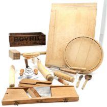 Antique Bovril wooden crate measuring 28cm x 15cm t/w Beech chopping board measuring 51cm x 35cm t/w