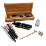 Qty of vintage pens inc Conway Stewart (with 14ct gold nib), Parker etc in poker work box t/w Imco