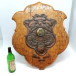 Large oak presentation 1913 dated Walthamstow bowls shield with embossed decorative centre by