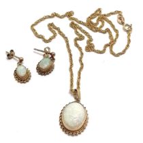 9ct hallmarked gold opal pendant on 9ct hallmarked gold 40cm chain & matching earrings - total
