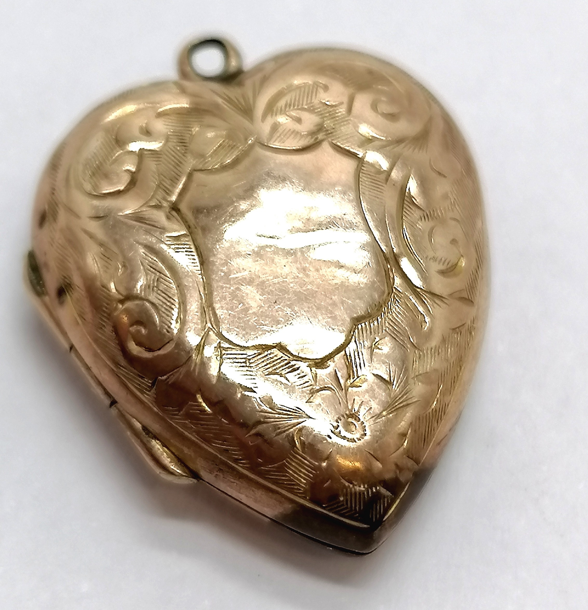 Unmarked 9ct gold heart shaped locket with engraved detail - 2cm drop & 2.3g and has dents - Image 2 of 2