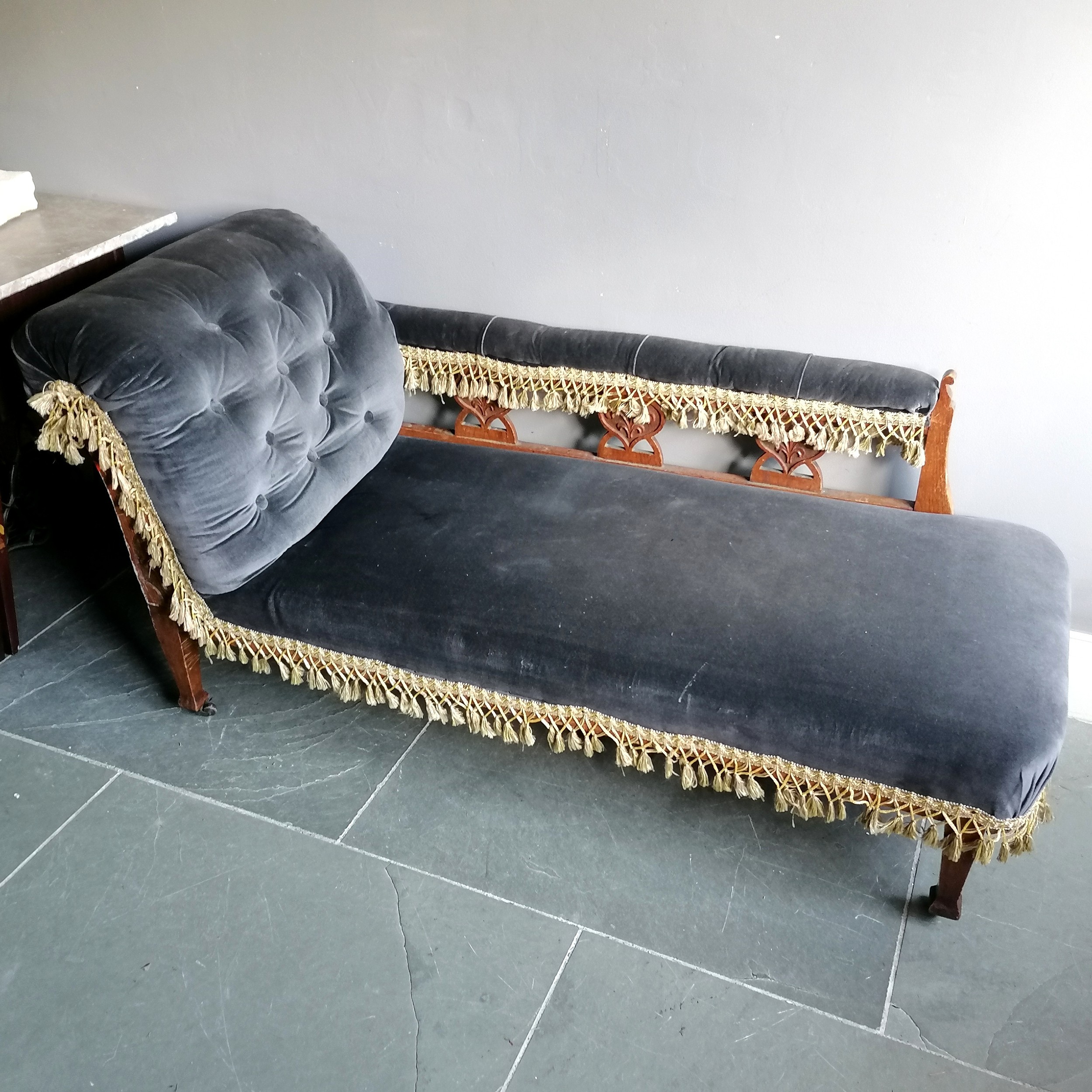 Antique oak framed chaise longue upholstered in grey 84cm high x 170cm long x 67cm deep - Image 2 of 3