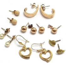 7 x pairs of 9ct gold earrings inc heart, pearl drop, ball stud (1 dented) etc - total weight (