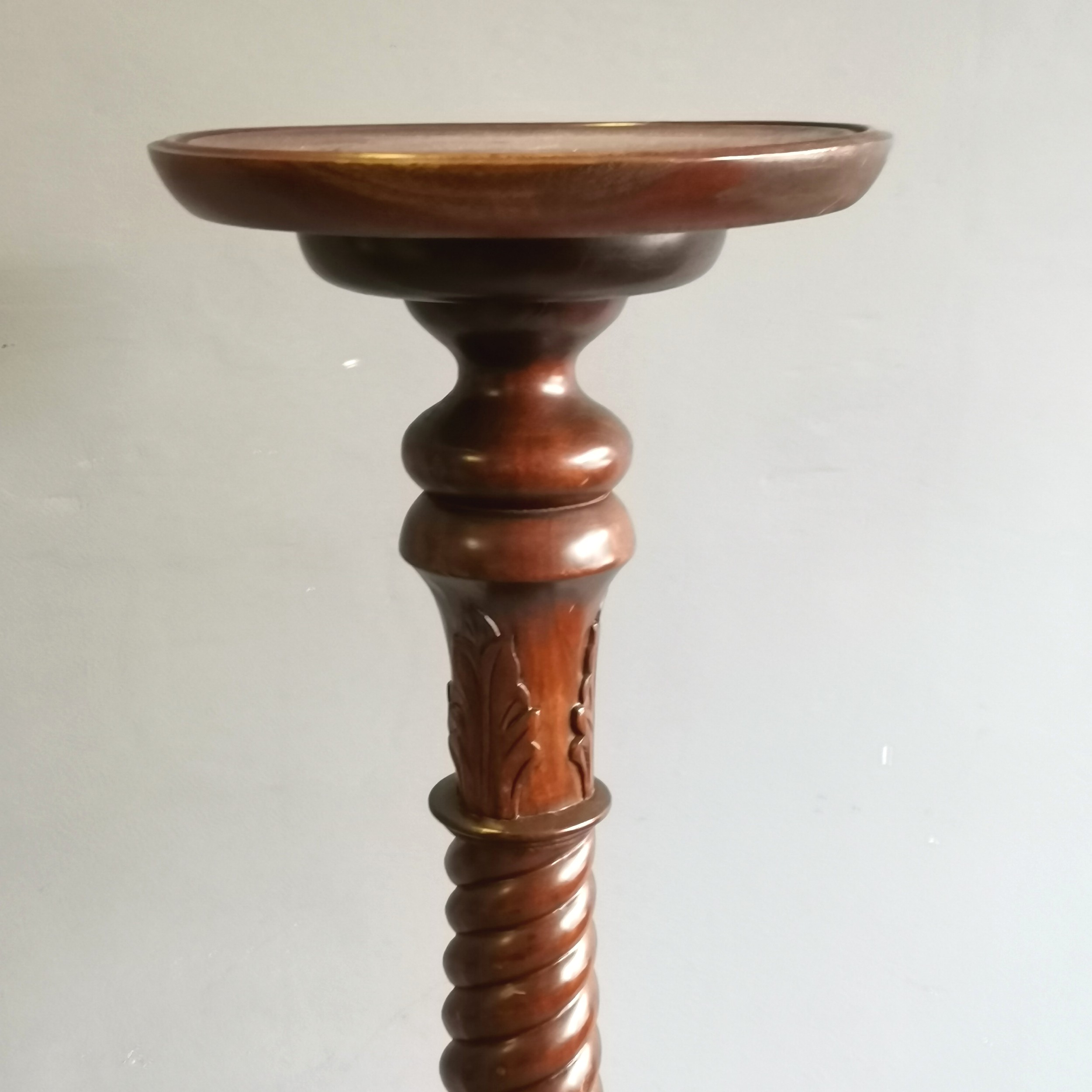 Reproduction mahogany Torchere stand, with spiral carved decoration terminating on carved tripod - Image 3 of 3