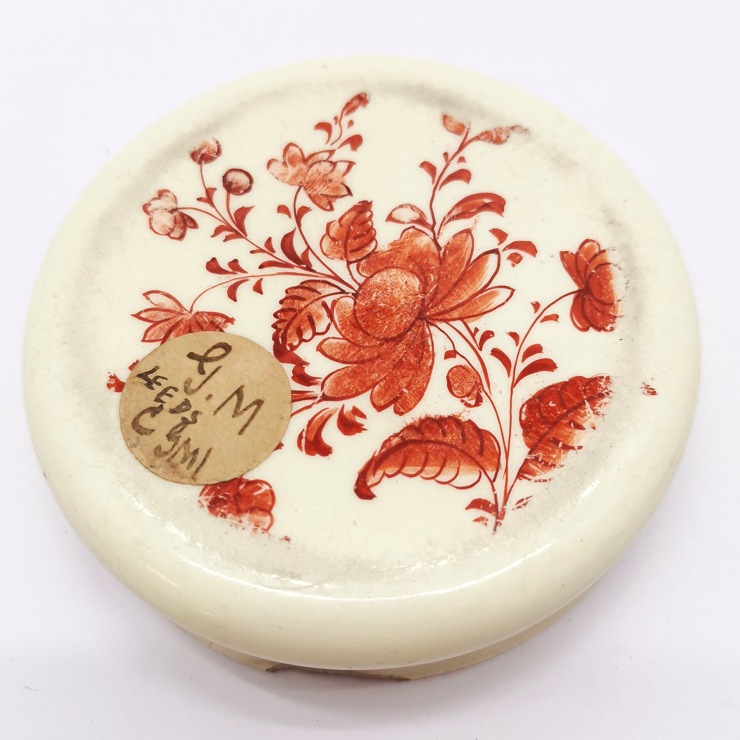 Antique Leeds creamware lidded pot with iron red decoration of a seated couple having tea with a dog - Image 2 of 4