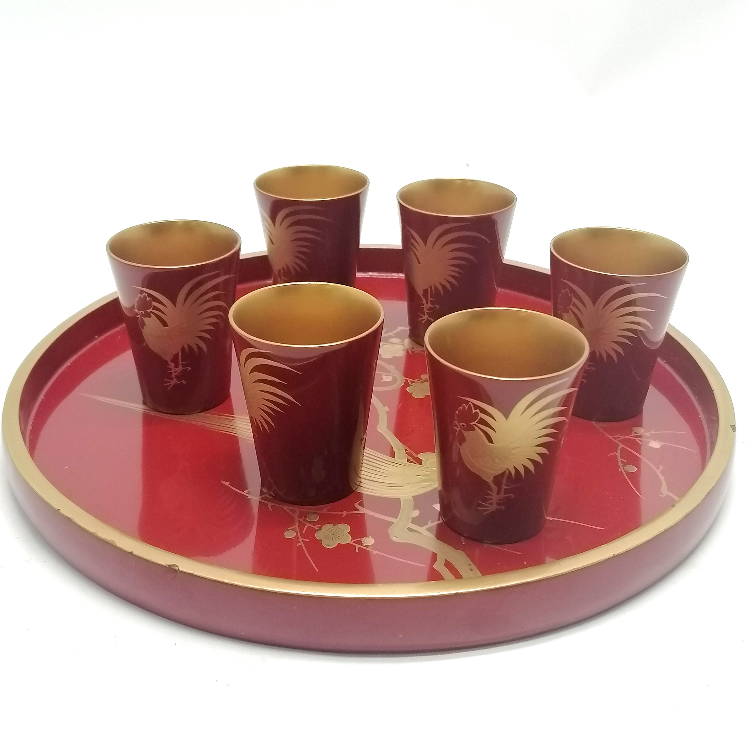 Oriental red lacquer circular tray (27.5cm) with set of 6 matching beakers depicting asian bird - Image 2 of 3
