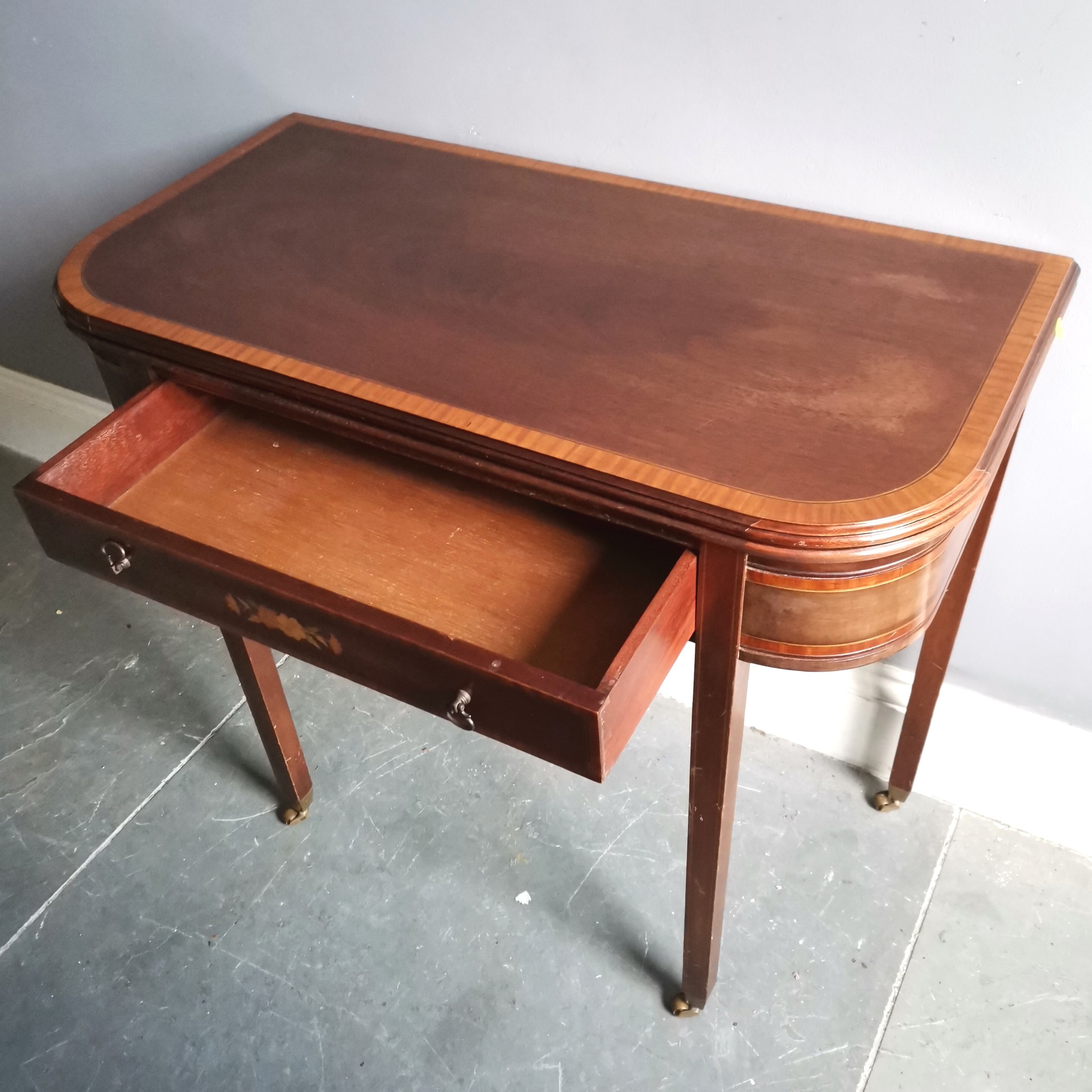 Reproduction mahogany fold over card table with inlaid & marquetry drawer terminating on 4 brass - Bild 3 aus 4