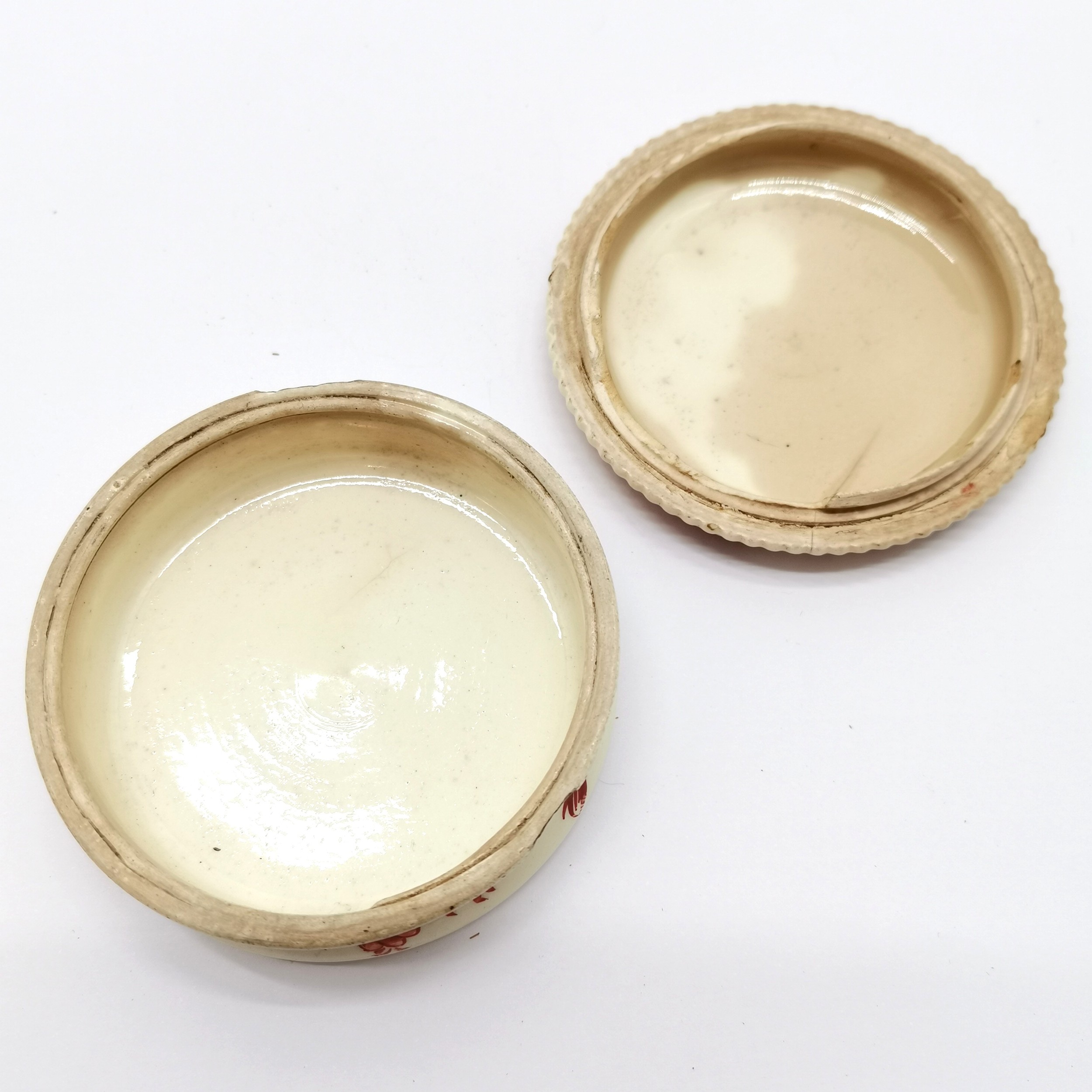 Antique Leeds creamware lidded pot with iron red decoration of a seated couple having tea with a dog - Image 4 of 4