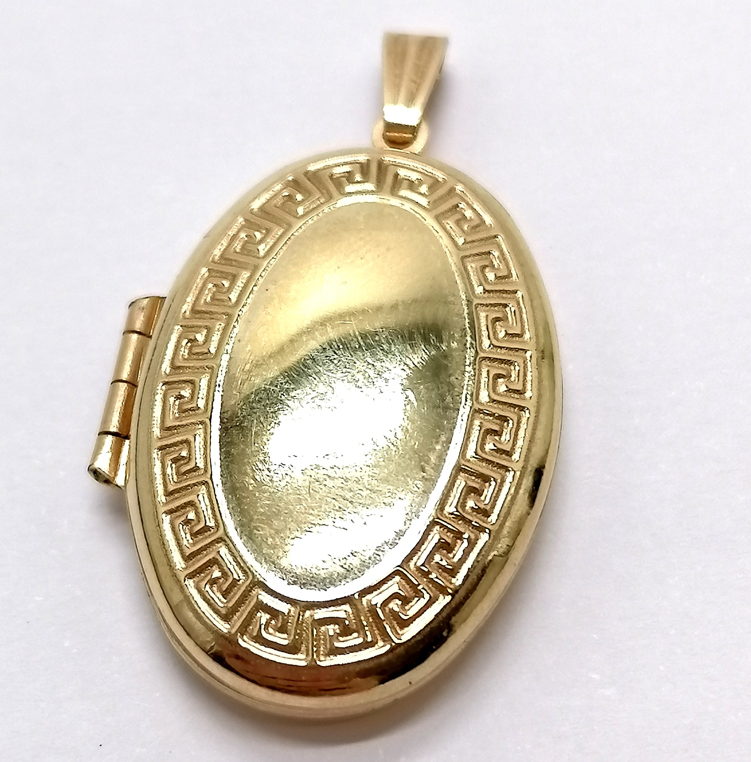 9ct hallmarked gold oval pendant locket with Greek key pattern (in unused condition) - 3.2g total