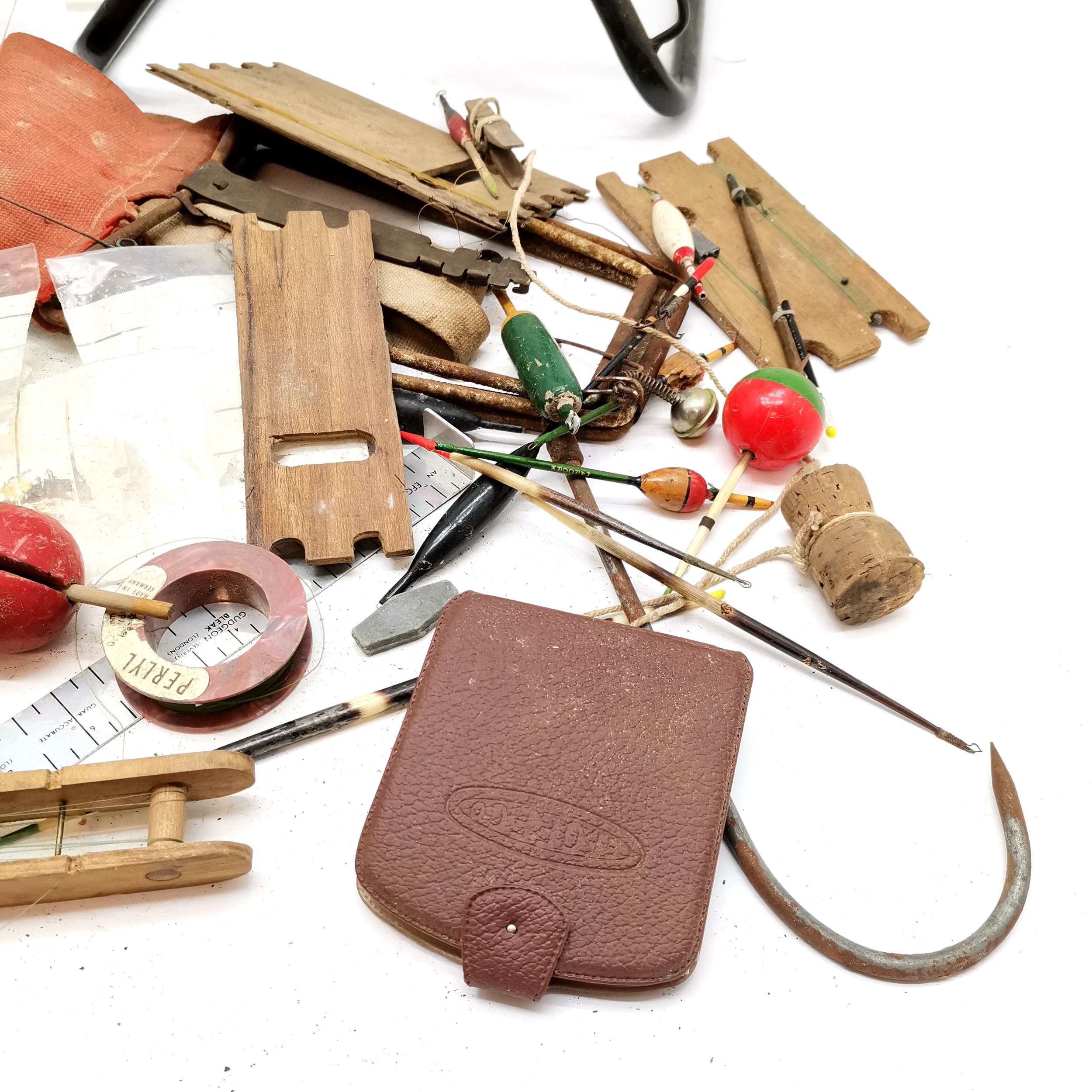 Tray containing a collection of assorted vintage fishing equipment to include floats, weights, hooks - Image 2 of 5