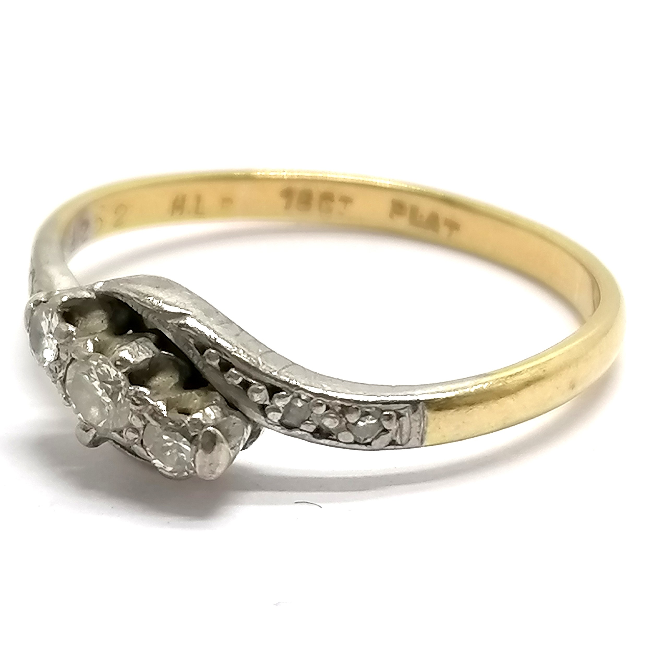 Antique 18ct marked gold & platinum diamond crossover ring with diamond set shoulders - size Q & 2. - Bild 2 aus 3