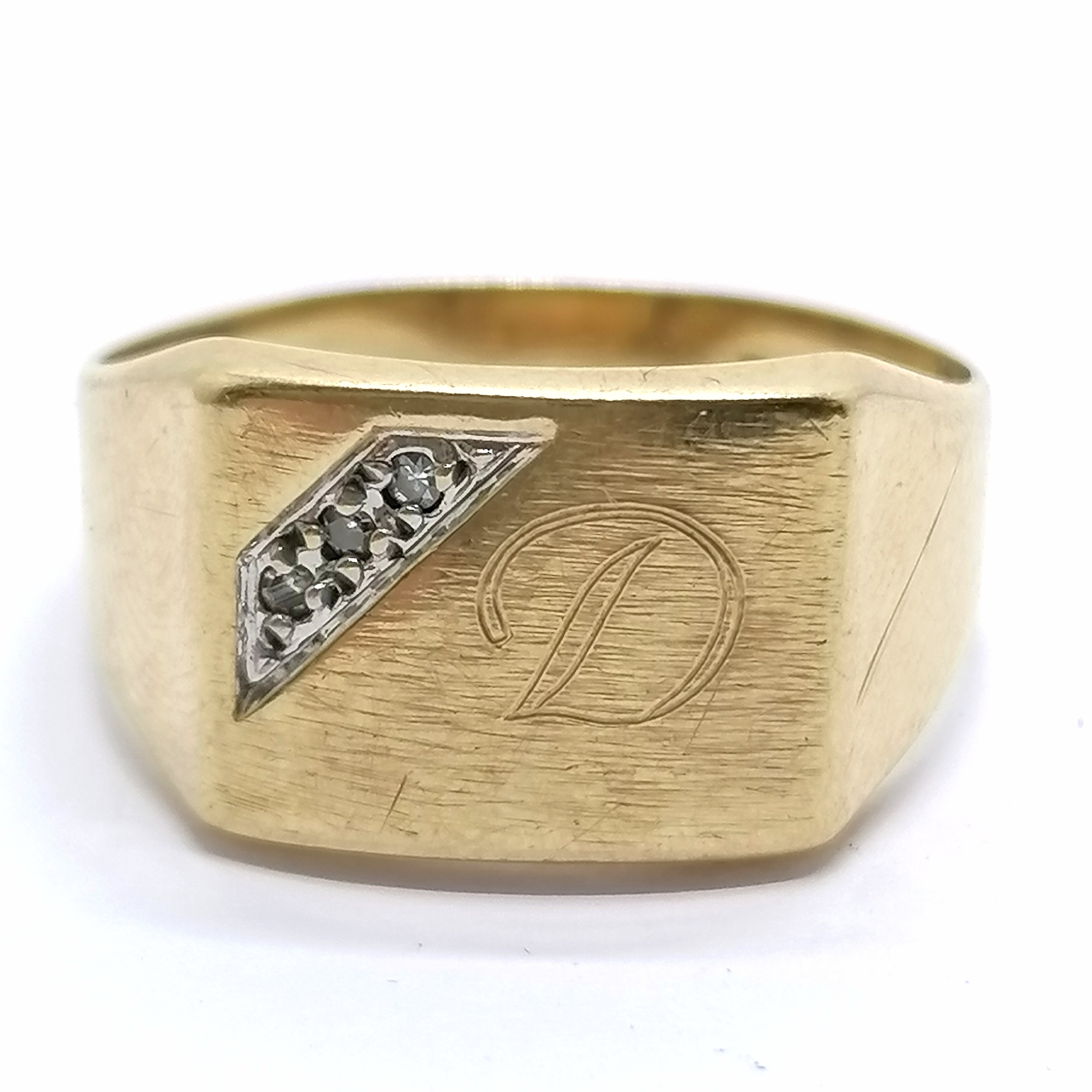 9ct hallmarked gold signet ring set with white stone & D monogram - size V & 3.2g total weight