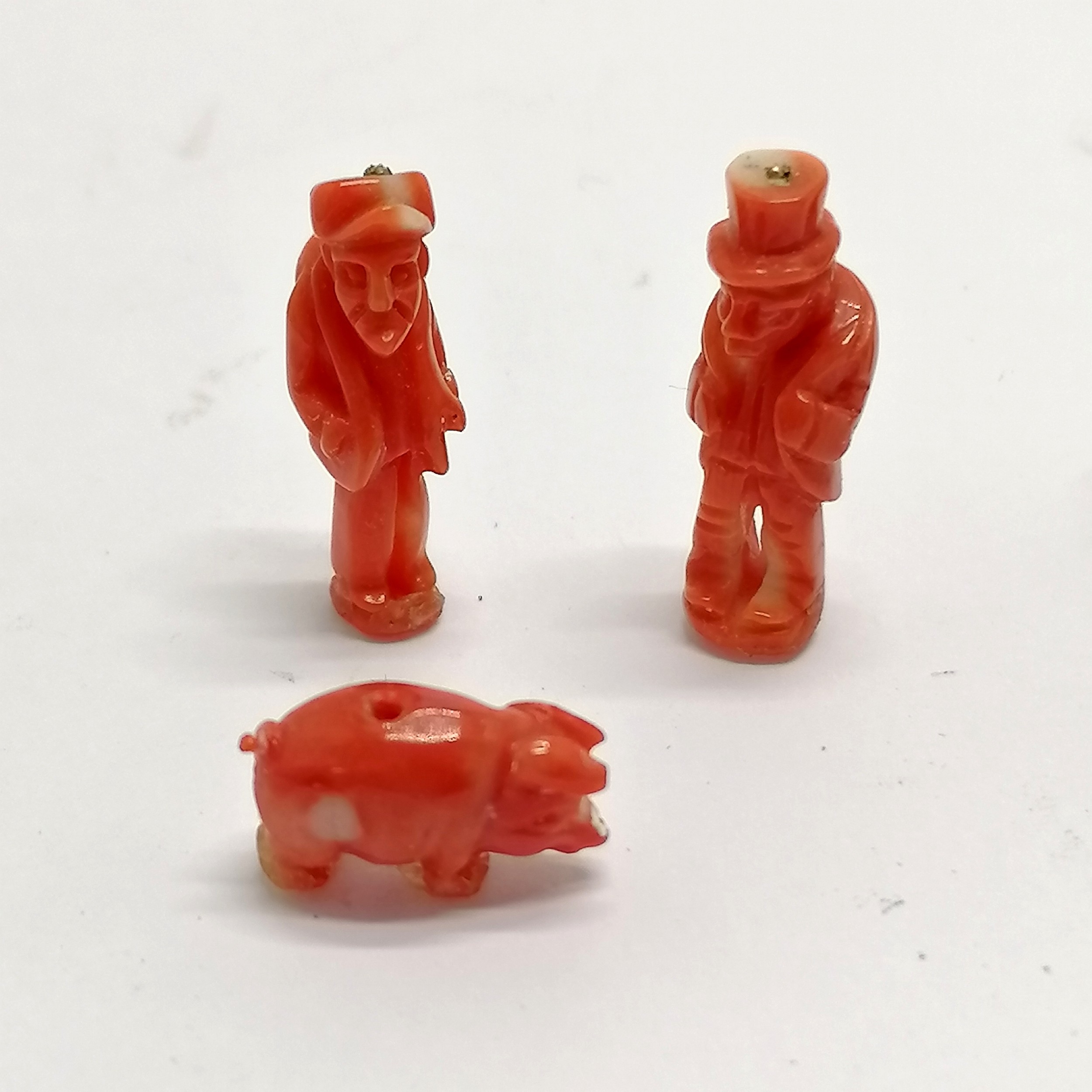 Group of miniature items inc hand carved coral pig & men (1 wearing tophat), 2 pottery mudmen, - Image 6 of 6