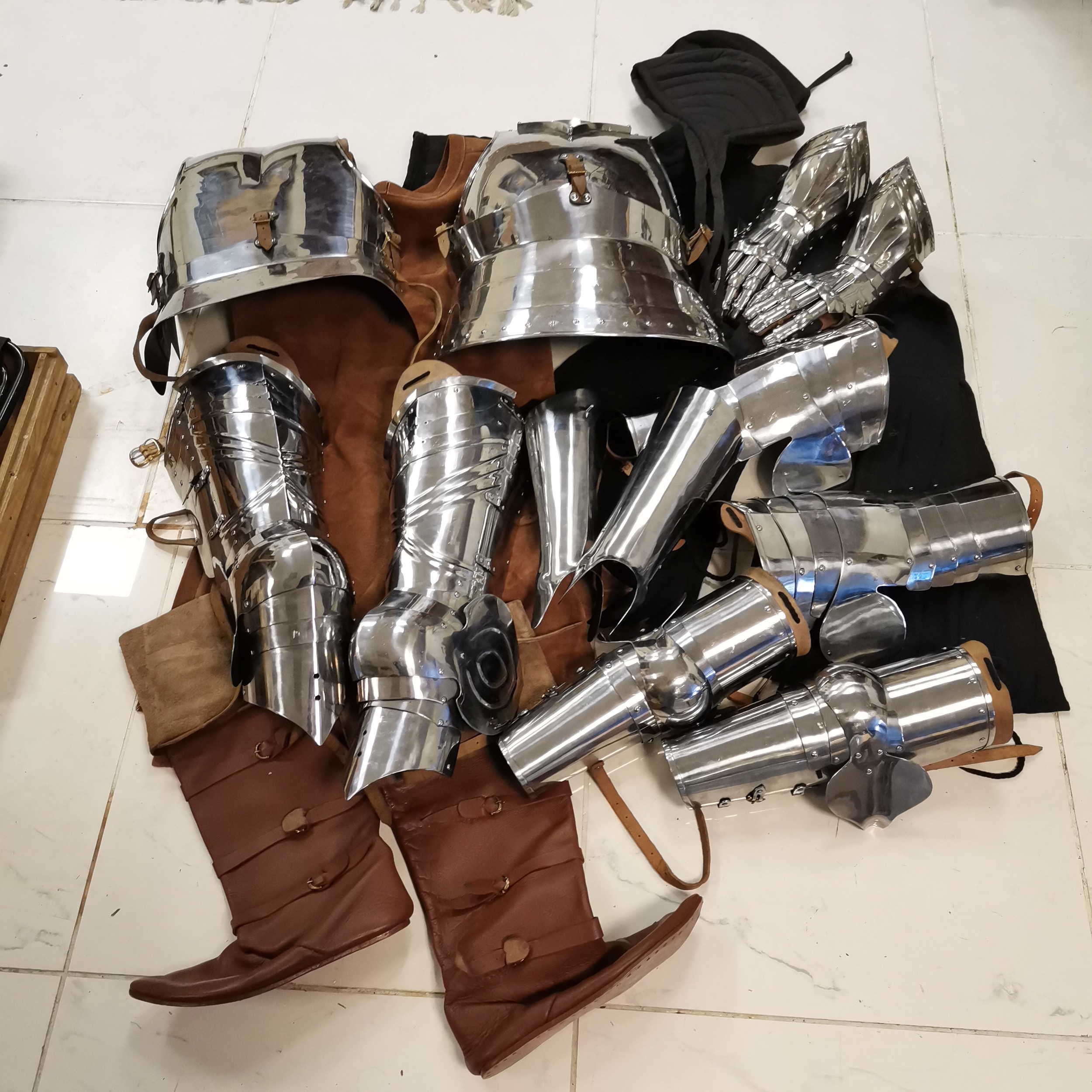 Set of 15th Century re-enactment armour comprising of gothic legs with greeves, plain pauldrons, - Image 11 of 12