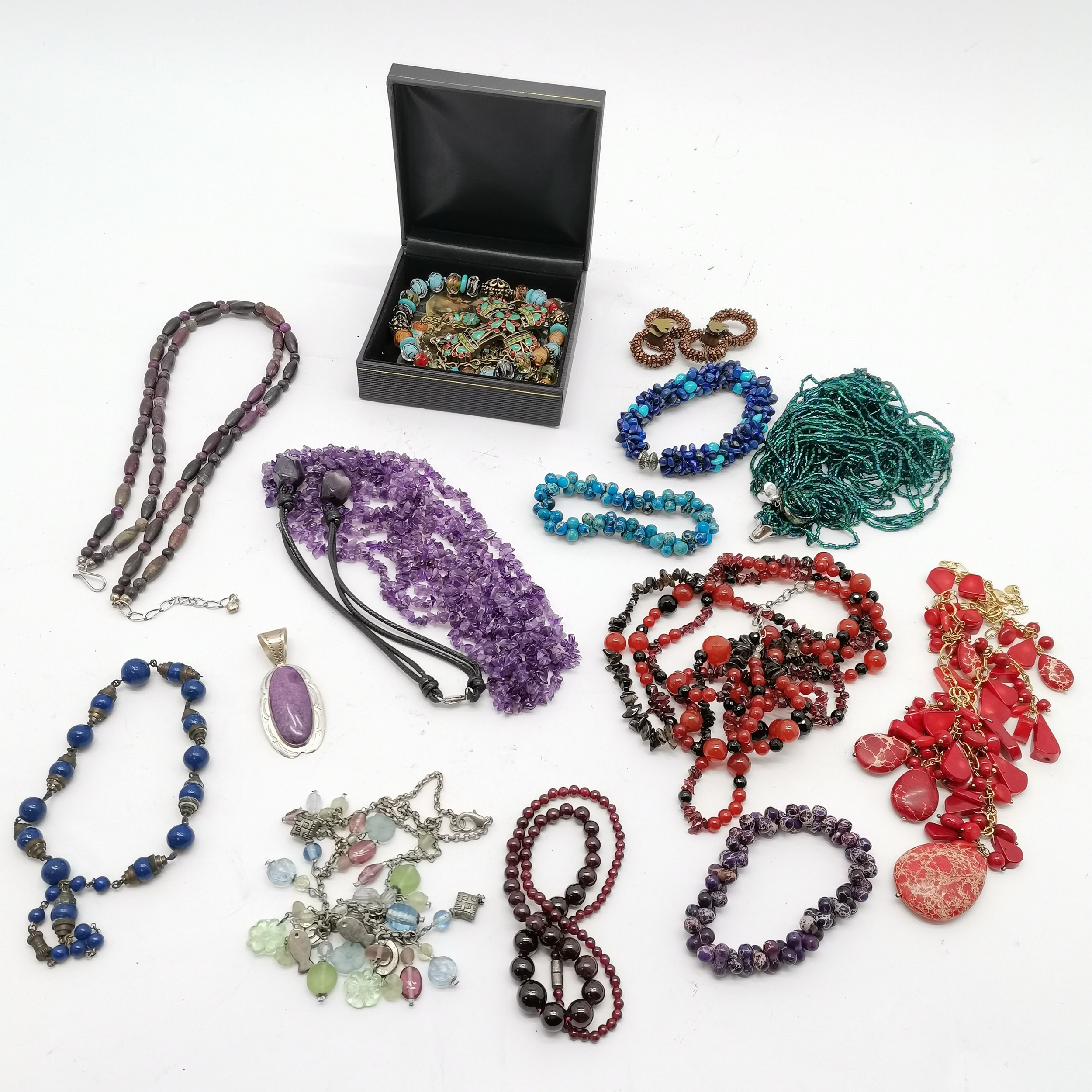 Qty of hardstone bead necklaces inc 1 with unmarked silver pendant, amethyst, cornelian, boxed Mayan