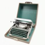 Remington Travel-riter typewriter in original travel case - slight scratches to case - 34cm x 17cm
